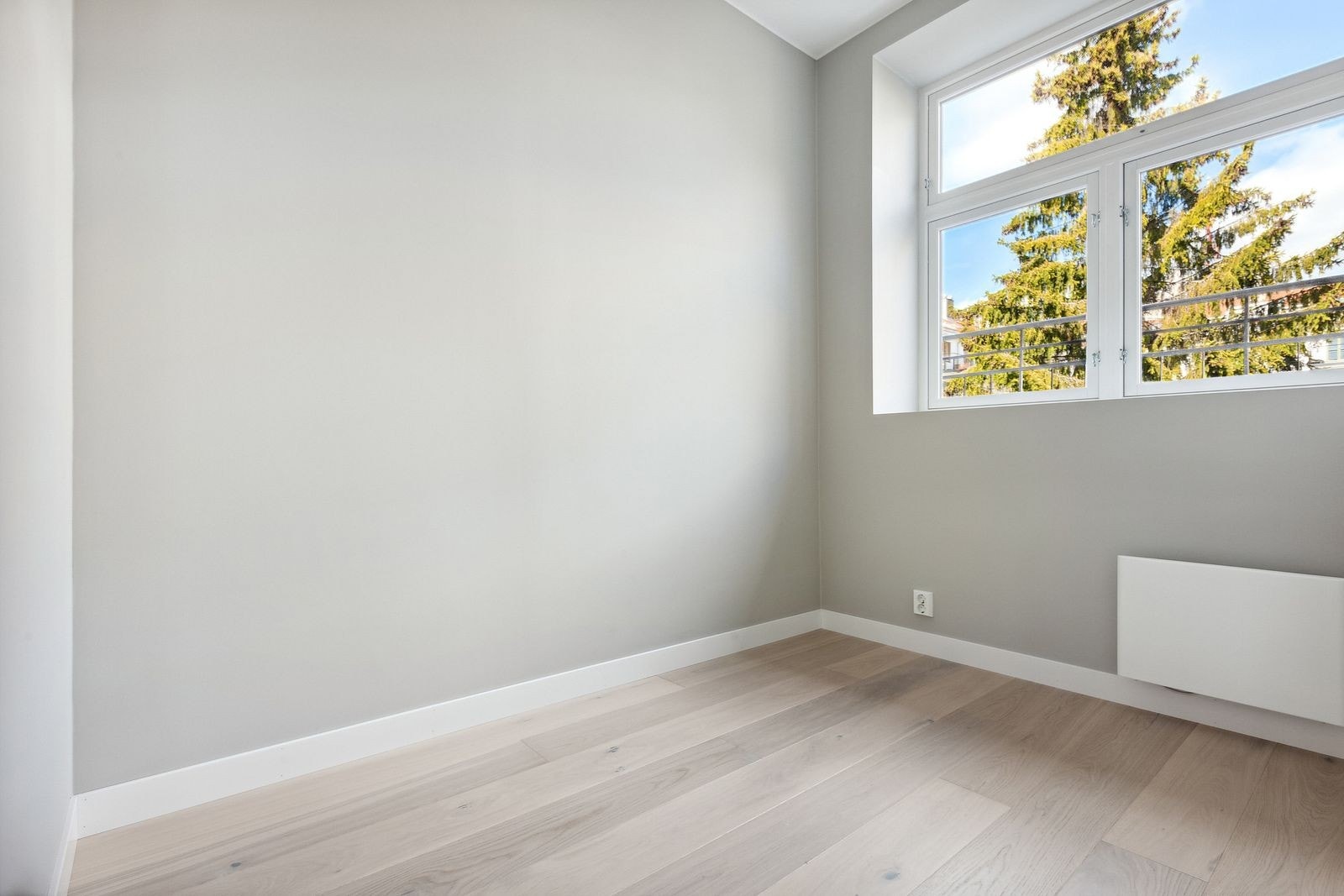 Soverom 2 vender inn mot bakgård Galleribilde