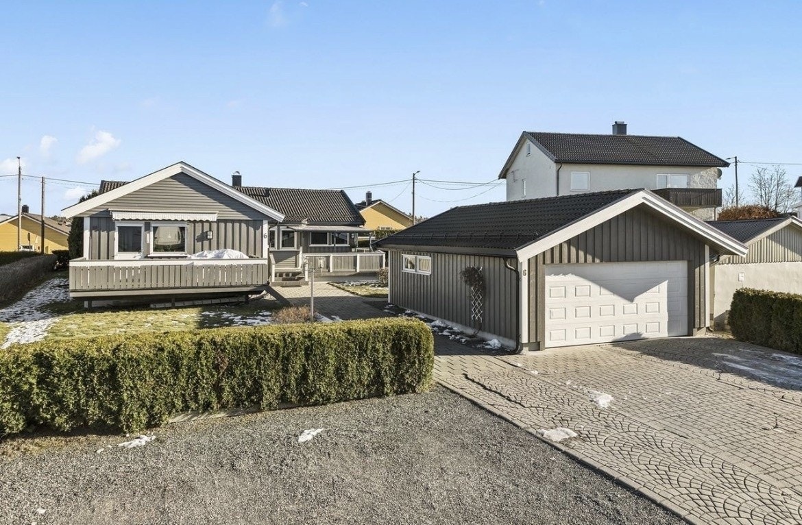 Parking høyre foran bolig. Forbeholdt en plass, men det er også mulig å parkere i gate og ved idrettsanlegg Galleribilde