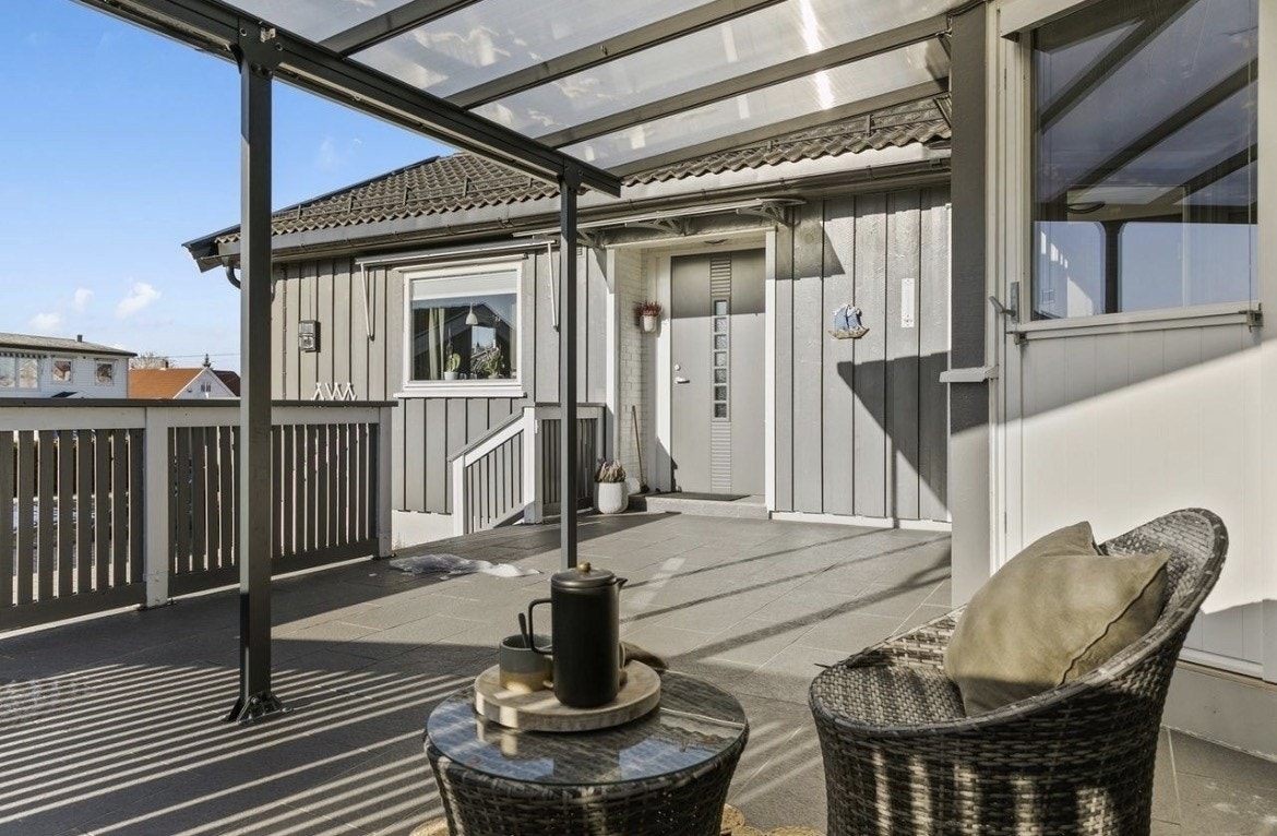 Inngang til venstre. Utleier til høyre Galleribilde