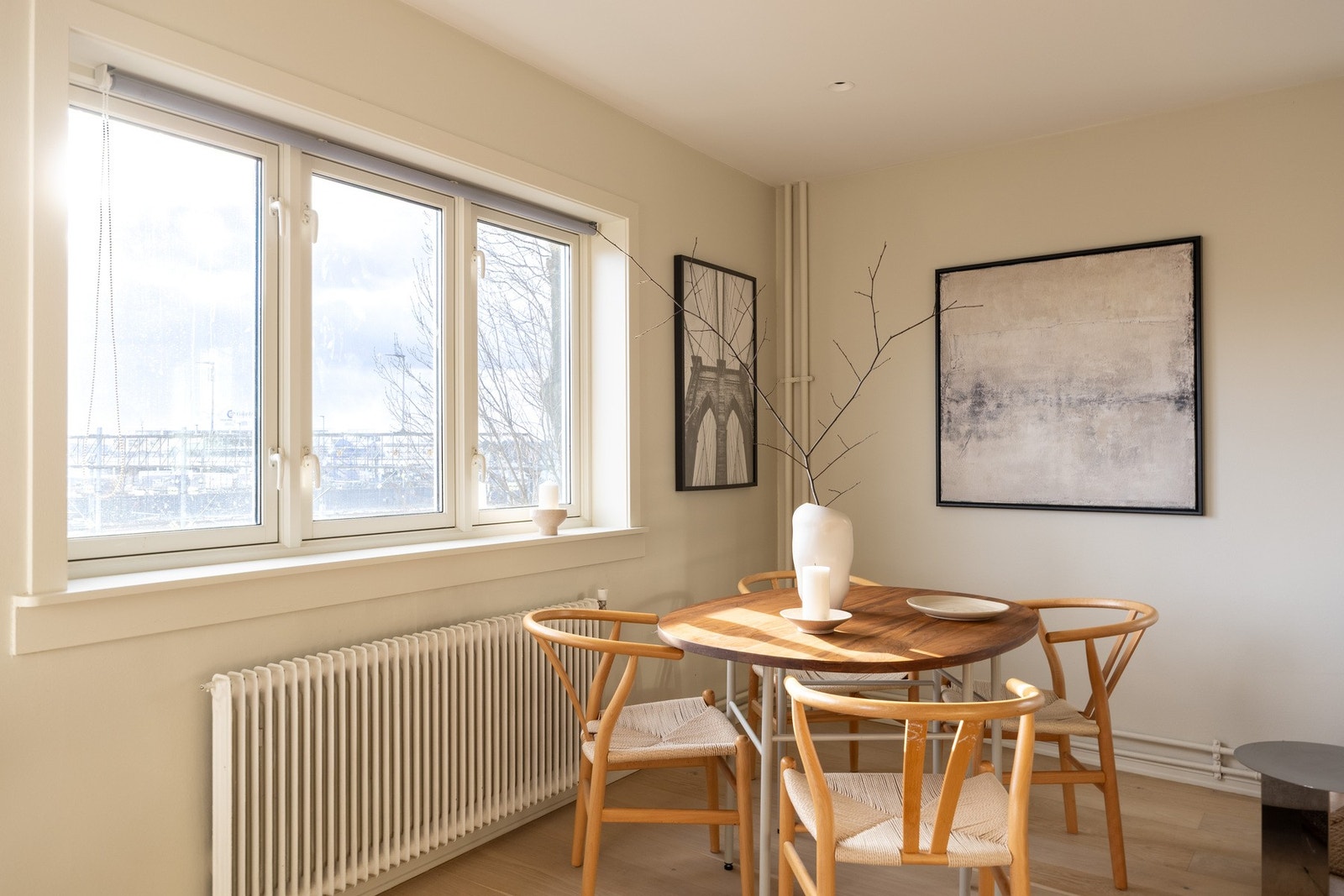 Store vinduer i stuen sikrer rikelig med naturlig lys. Varme i radiator tilknyttet fjernvarme under vindu. Galleribilde