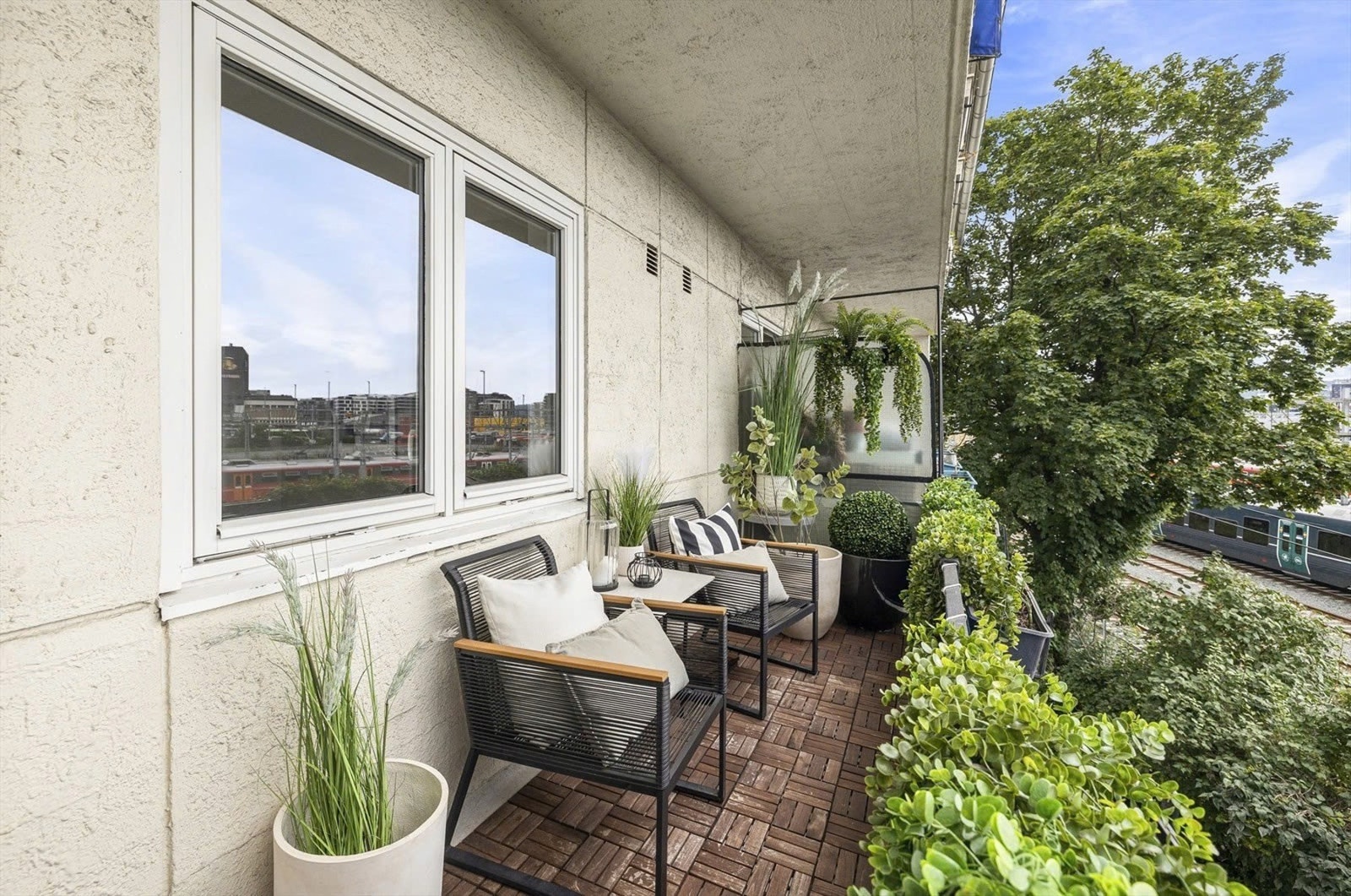 Solrik sydvendt balkong uten innsyn. Galleribilde