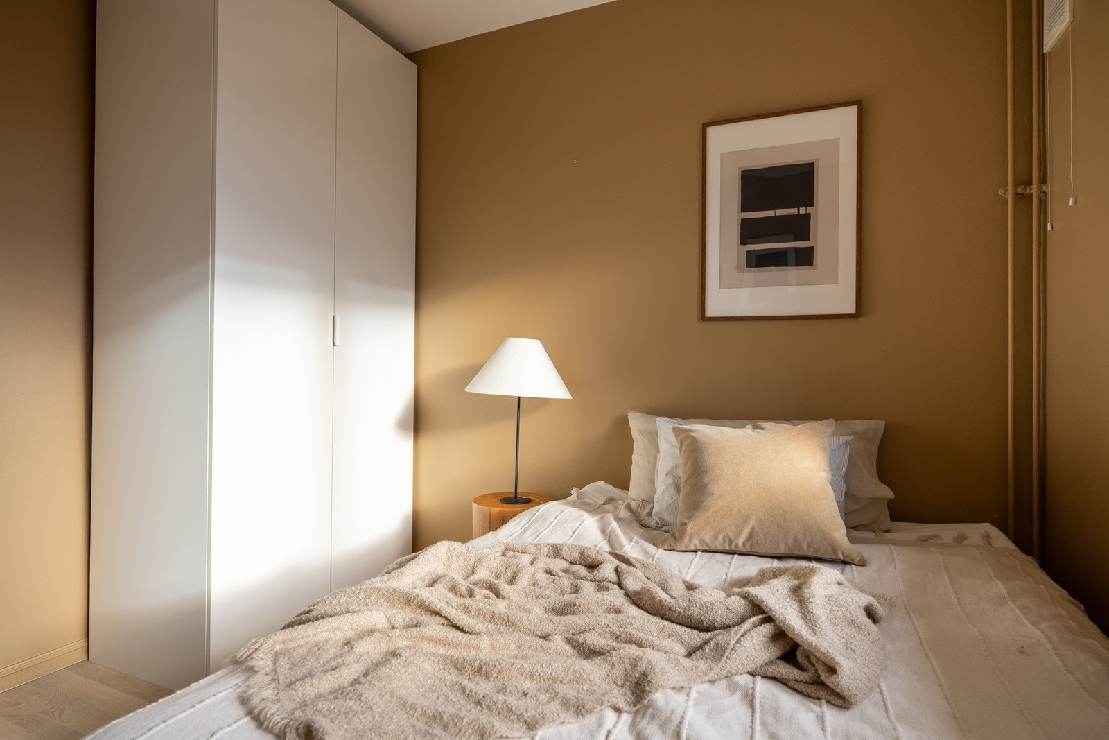 Soverom 2 er også malt i en behagelig farge og byr på plass til stor seng og praktisk skapløsning. Galleribilde