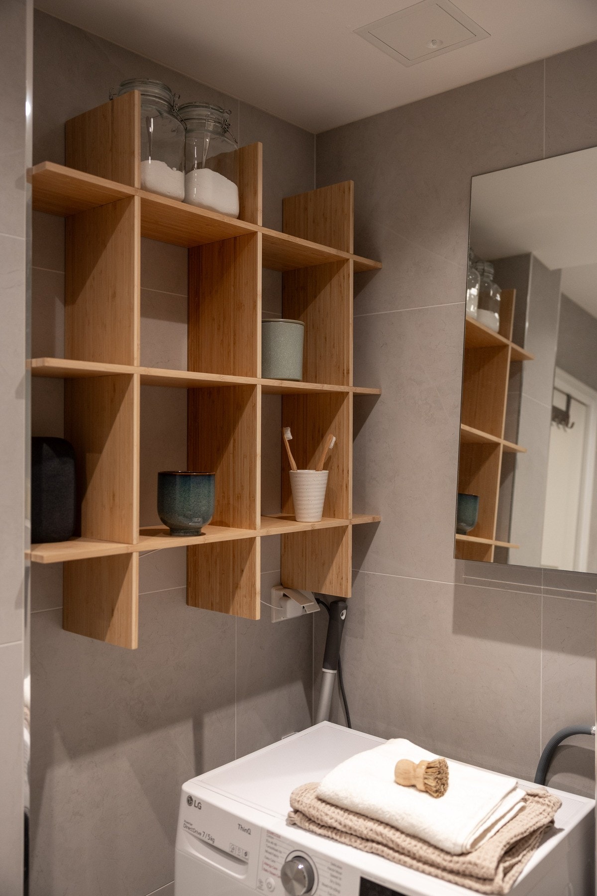 Romslig og lekkert baderom fra 2017 ble overflateoppusset i 2025 med nye fliser og baderomsmøbler. Galleribilde