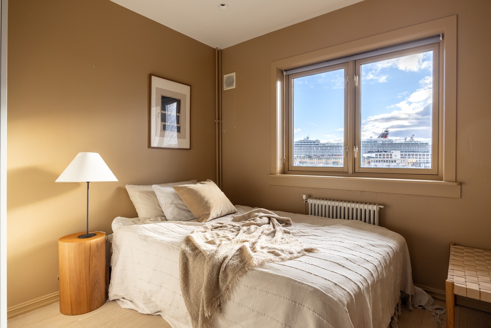 Soverom 2 er også malt i en behagelig farge og byr på plass til stor seng og praktisk skapløsning. Galleribilde