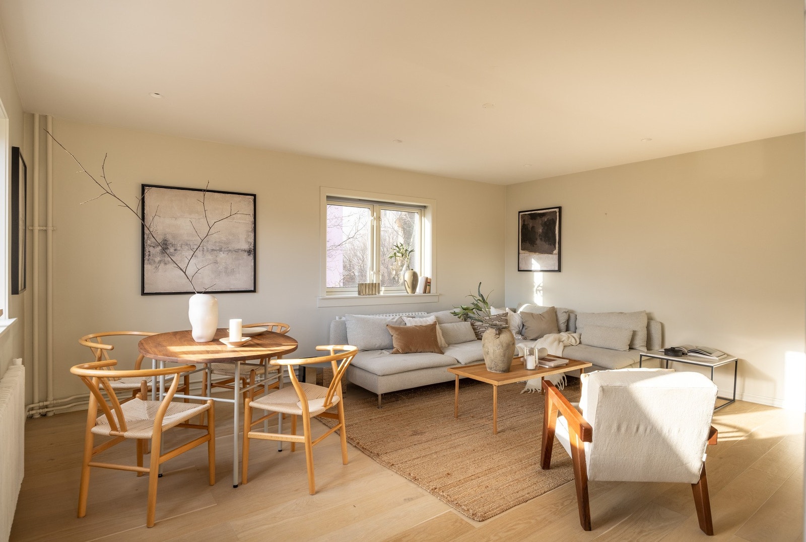 Boligen preges av delikate fargevalg og pen enstavs parkett i alle rom. Galleribilde