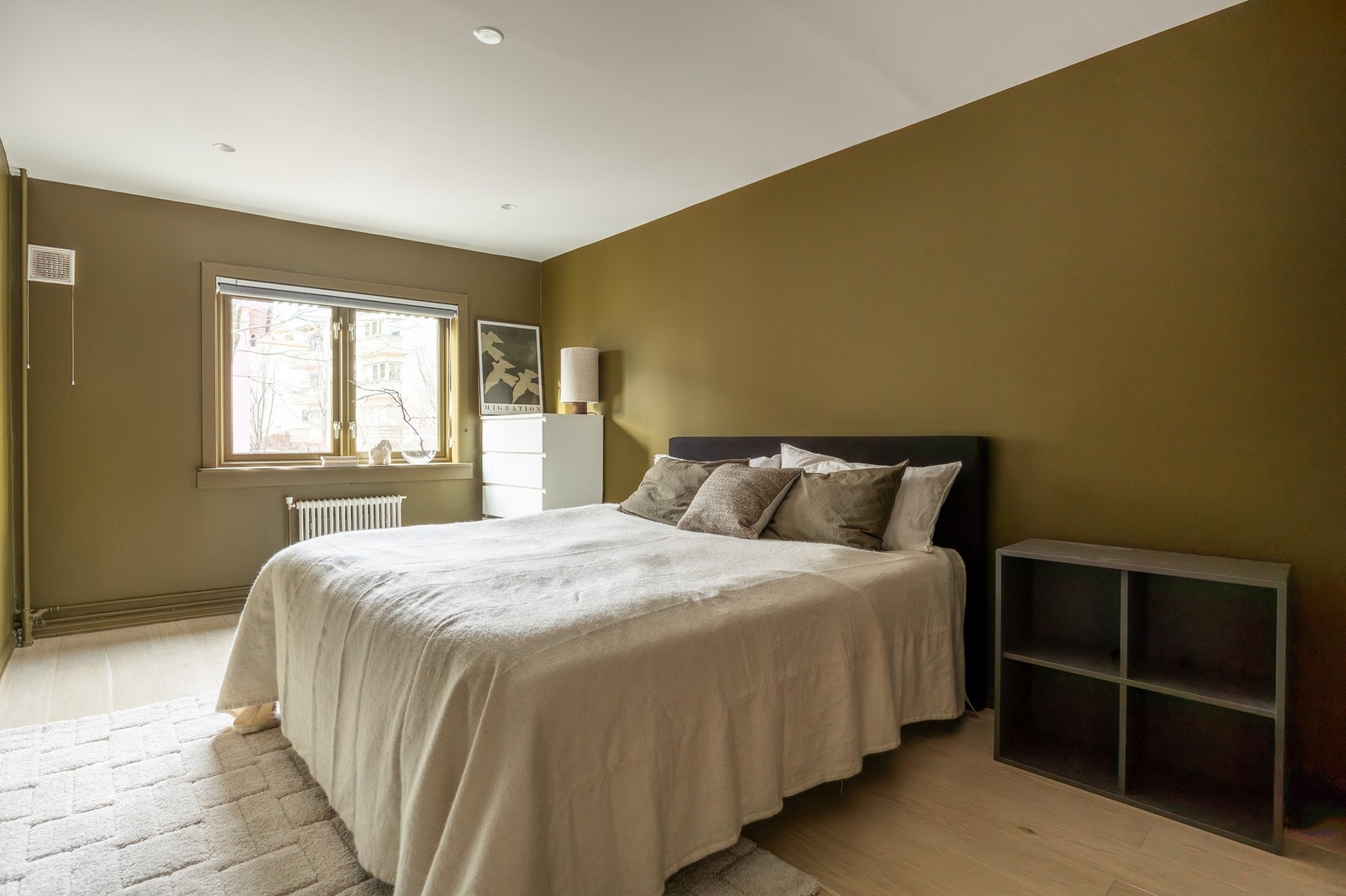 Hovedsoverom er malt i en behagelig mørk grønn farge og byr på på stor plass til både skapløsning og stor seng. Radiatorer tilknyttet fjernvarme under vinduet. Galleribilde