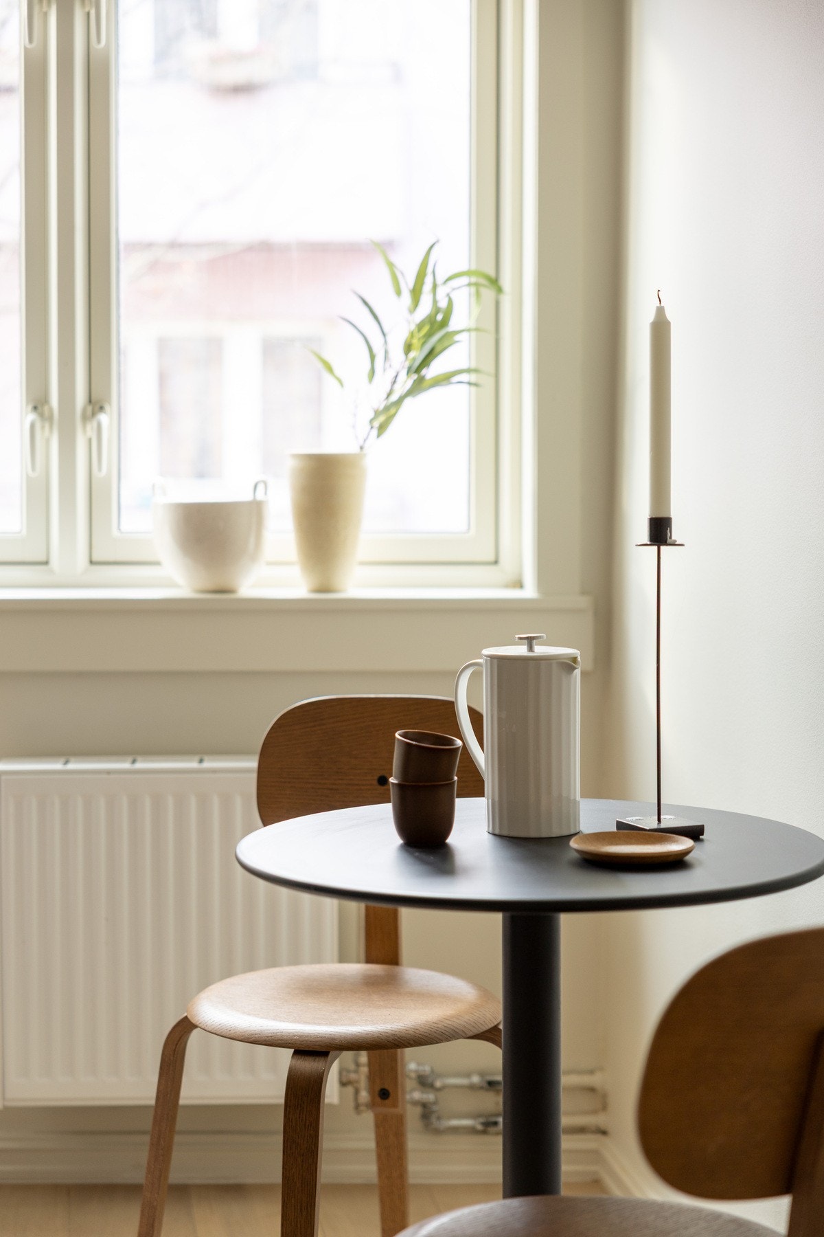 Kjøkkenet er i dag innredet med frokostbord. Galleribilde