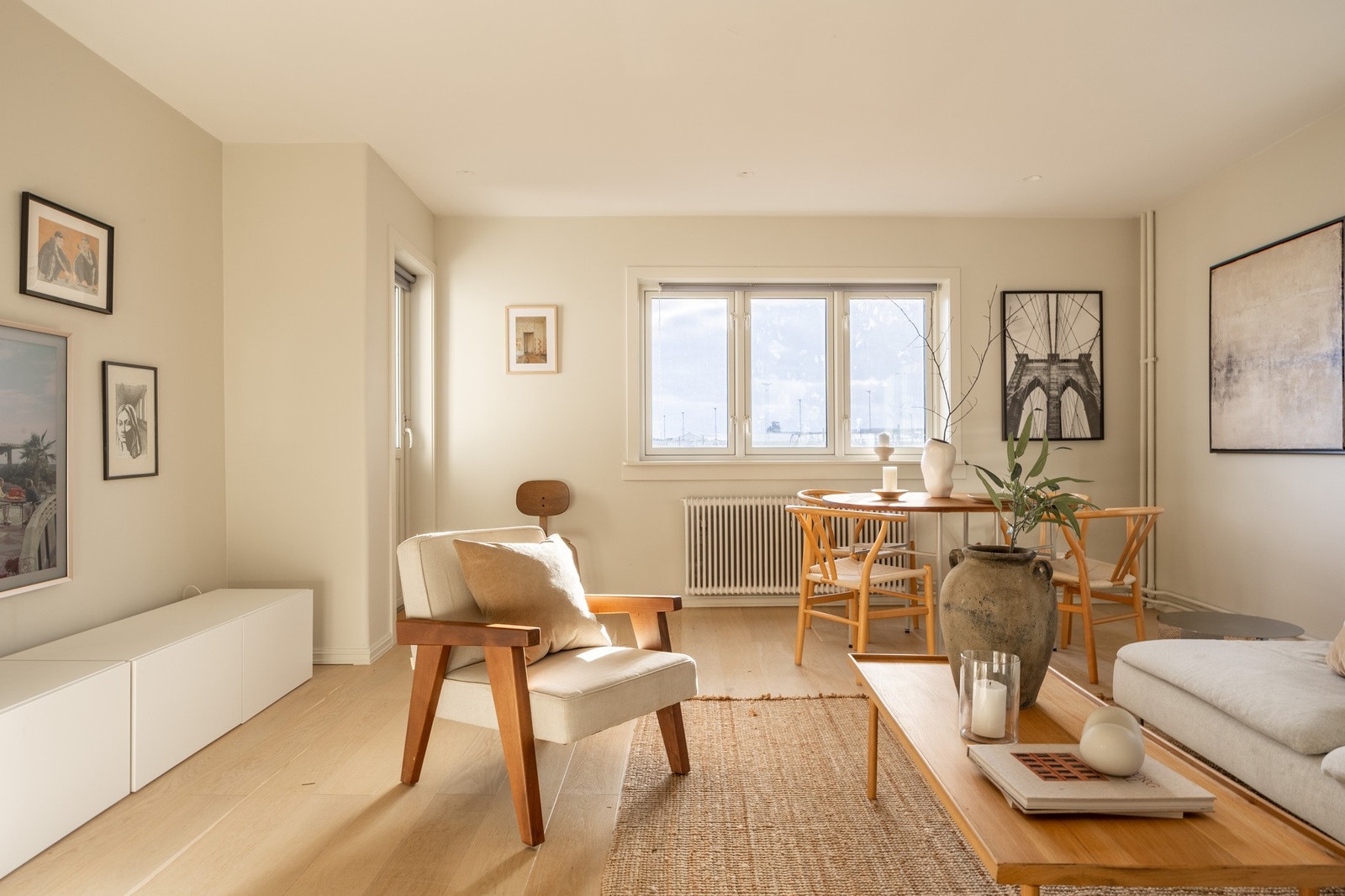 Stor romslig stue byr på rikelig med naturlig dagslys med vinduer i tre himmelretninger. Galleribilde