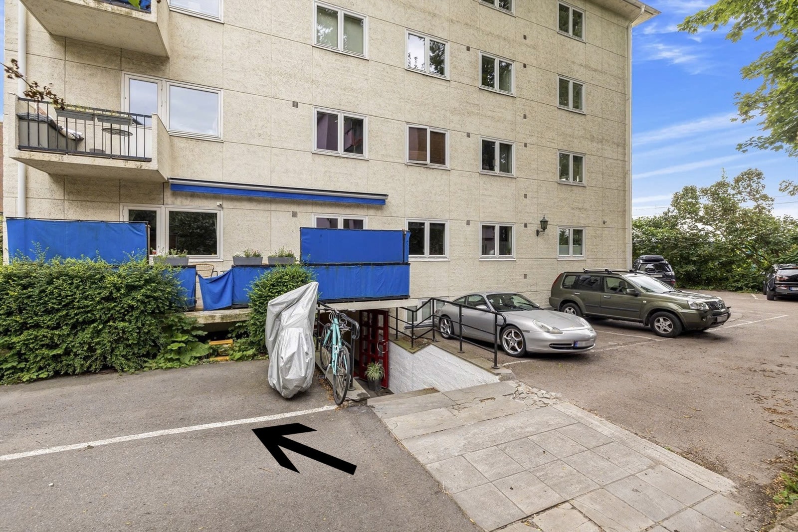 Alle seksjonseiere disponerer hver sin parkeringsplass.
Infrastruktur til lader er montert. Galleribilde