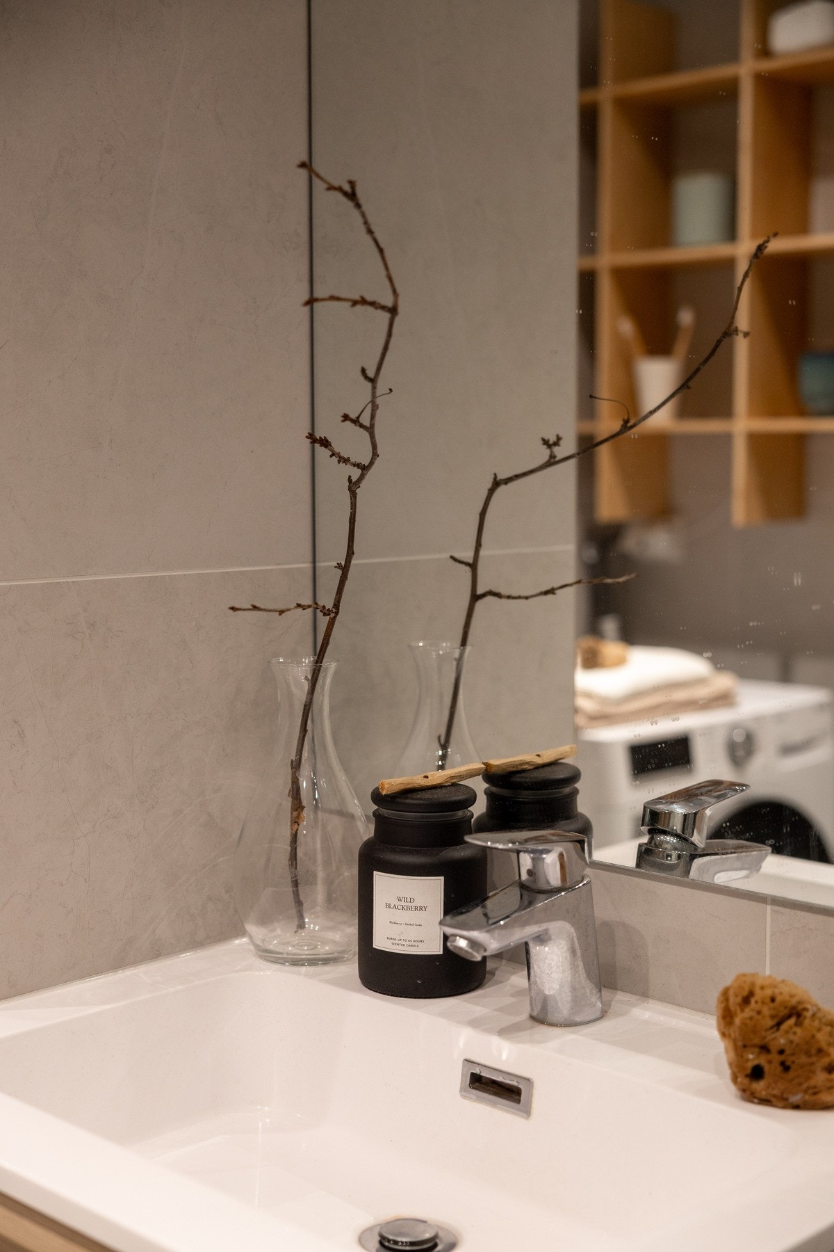 Praktisk baderomsspeil over porselsnsvask. Galleribilde