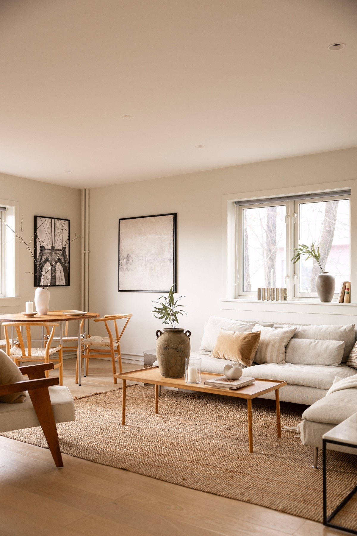 Stuen byr på god plass til oppheng av personlige bilder og kunst. Galleribilde