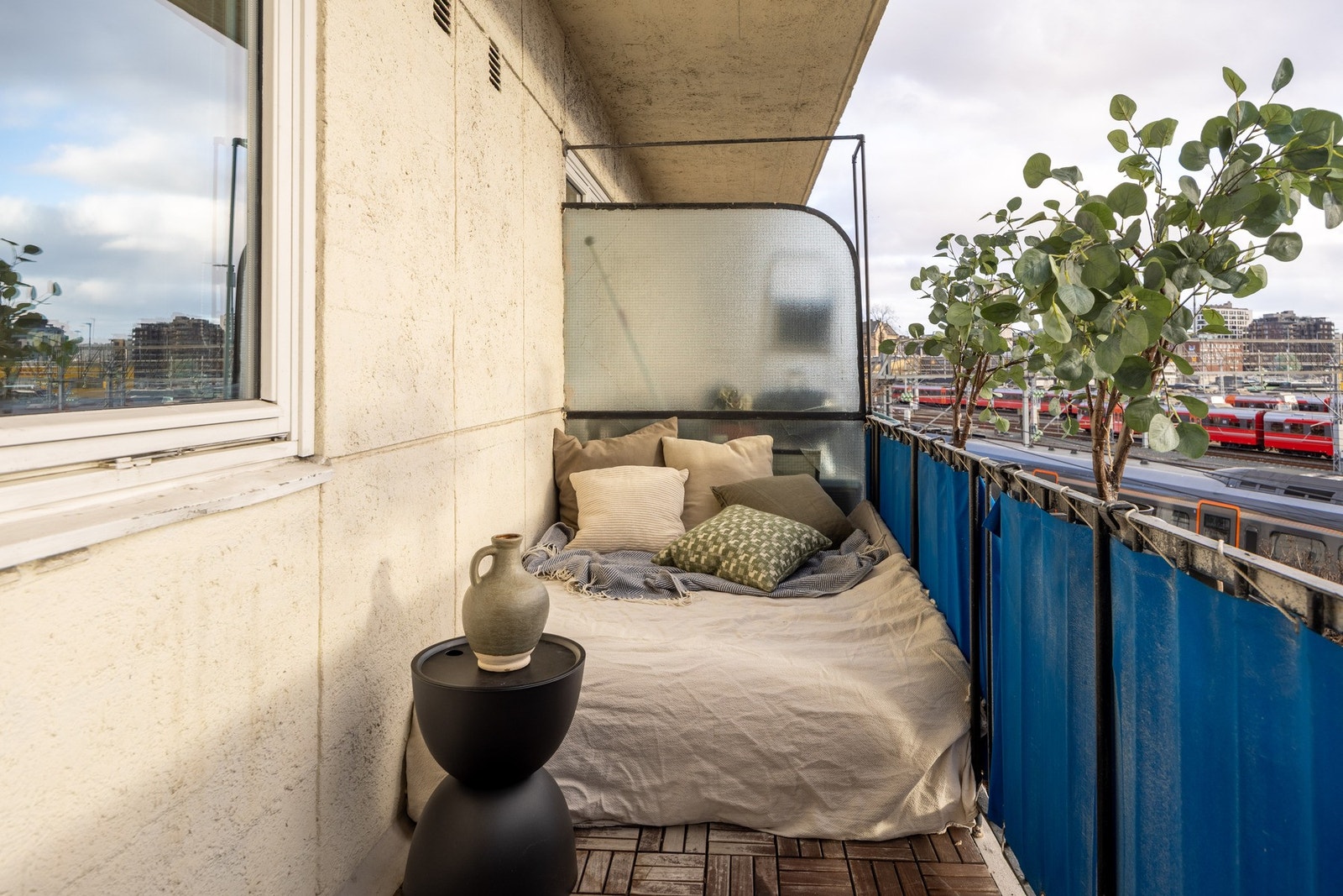 Balkongen på ca. 6kvm er i dag innredet med daybed. Galleribilde