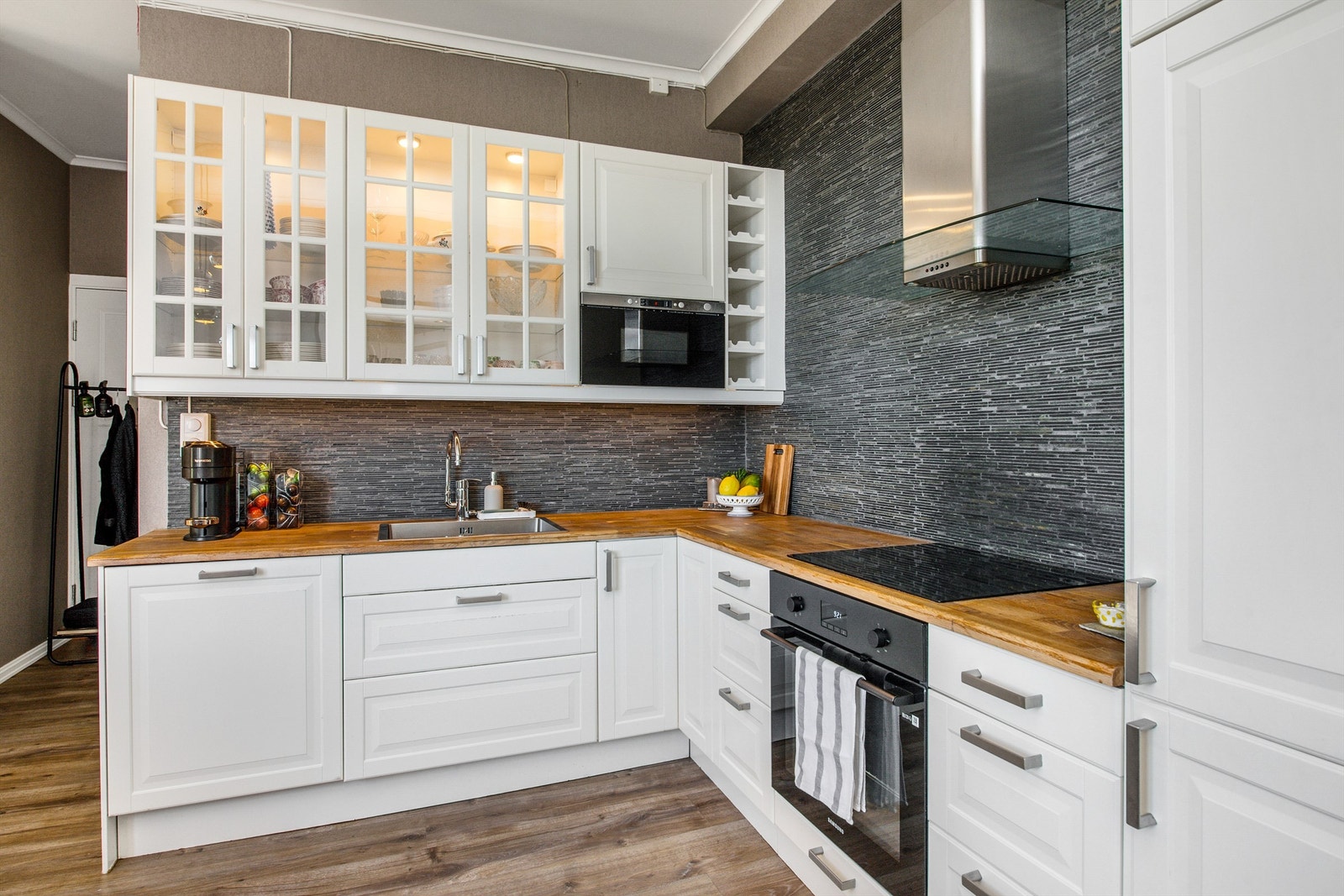 Pent og praktisk kjøkken med integrerte hvitevarer Galleribilde