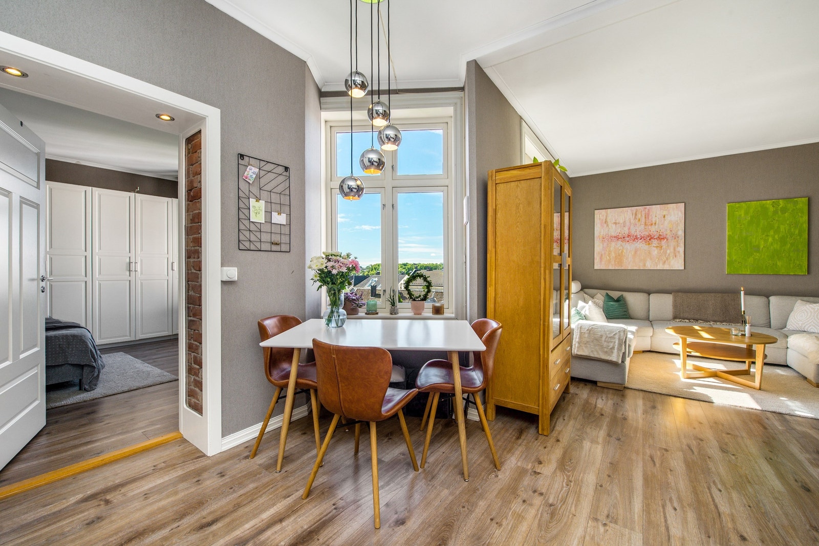 Stuen og kjøkkenet har en åpen løsning med spiseplass. Galleribilde