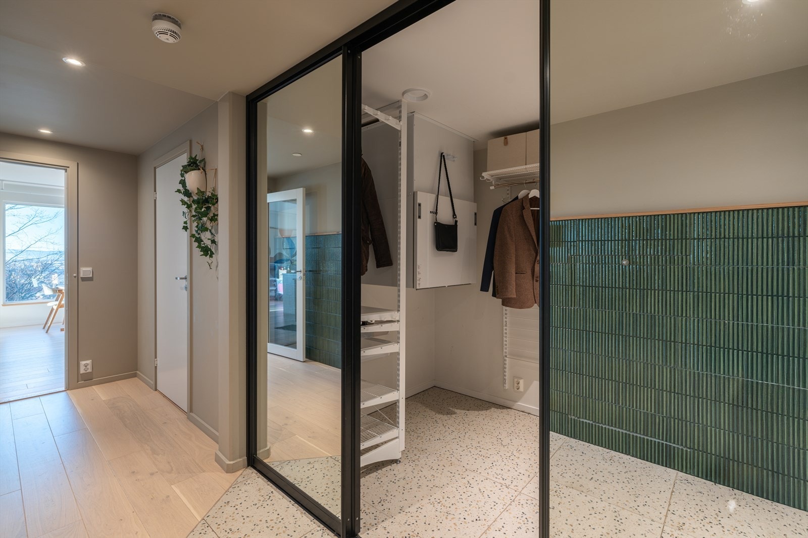 Bak speilfrontene skjuler det seg en romslig garderobe med fleksible løsninger. Galleribilde