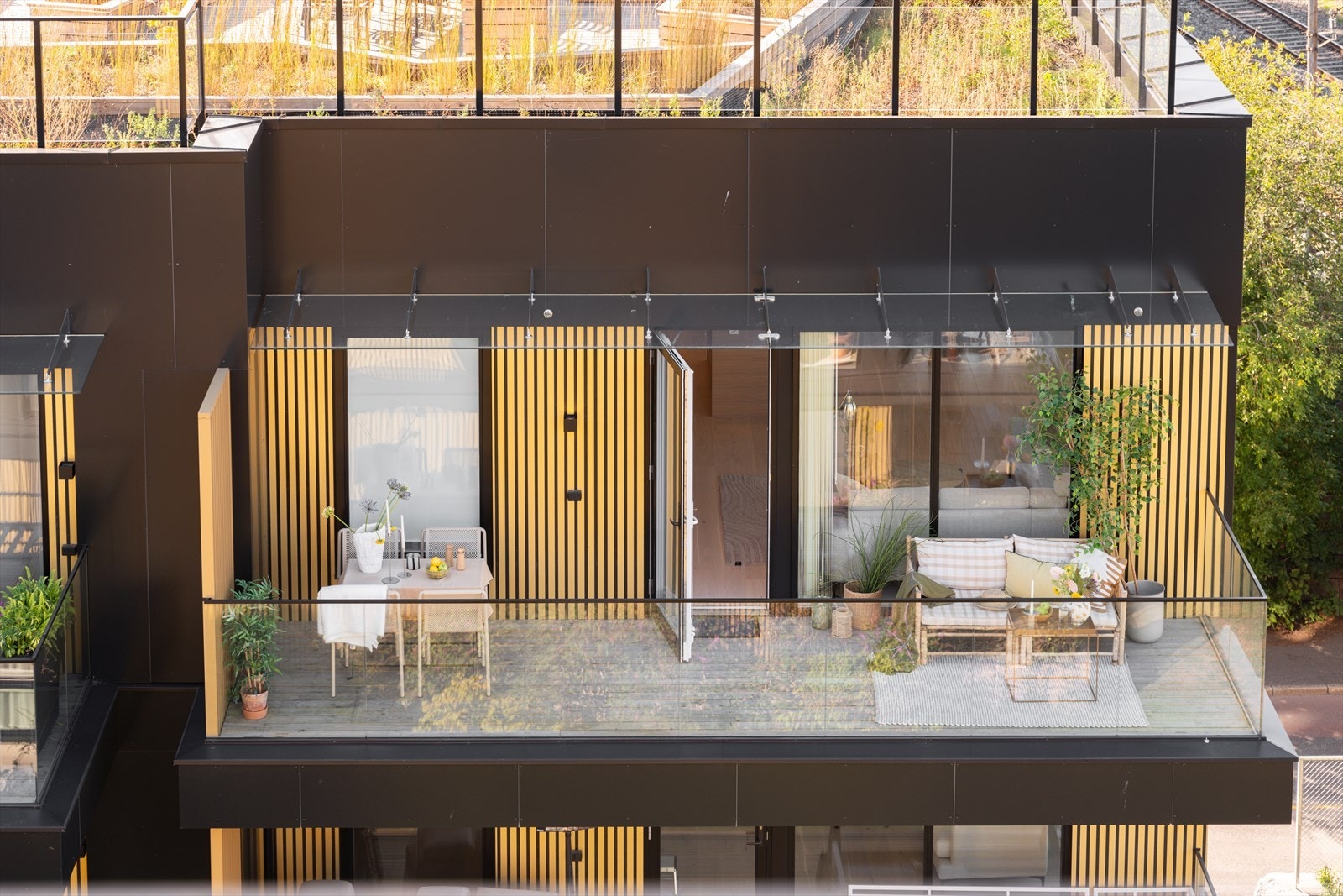 Balkongen er romslig med god plass til både sittegruppe og beplantning. Galleribilde