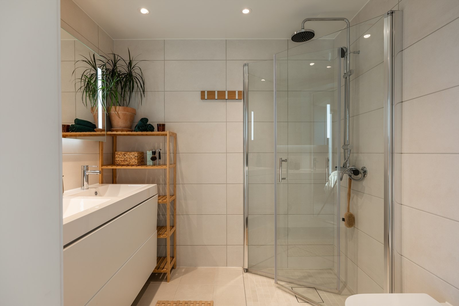 Det ene av to fullverdige bad, med dusjhjørne med regndusj og glassvegg. Galleribilde