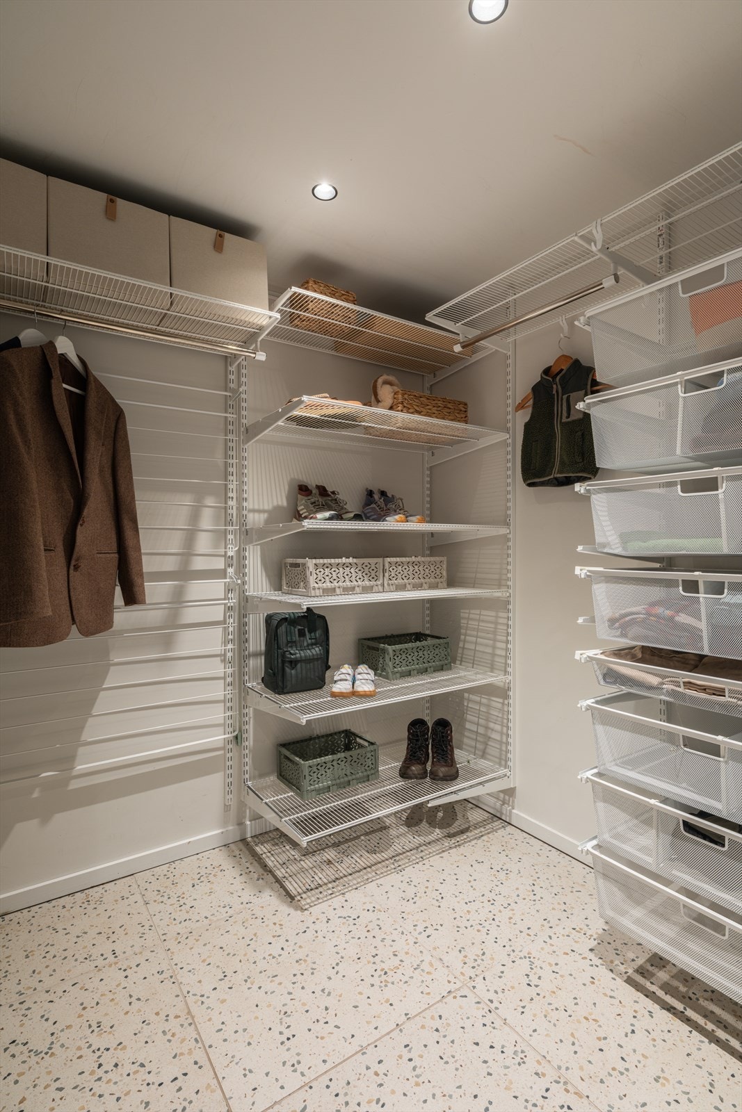 Hyllesystemet gir mulighet for organisert og oversiktlig oppbevaring. Galleribilde