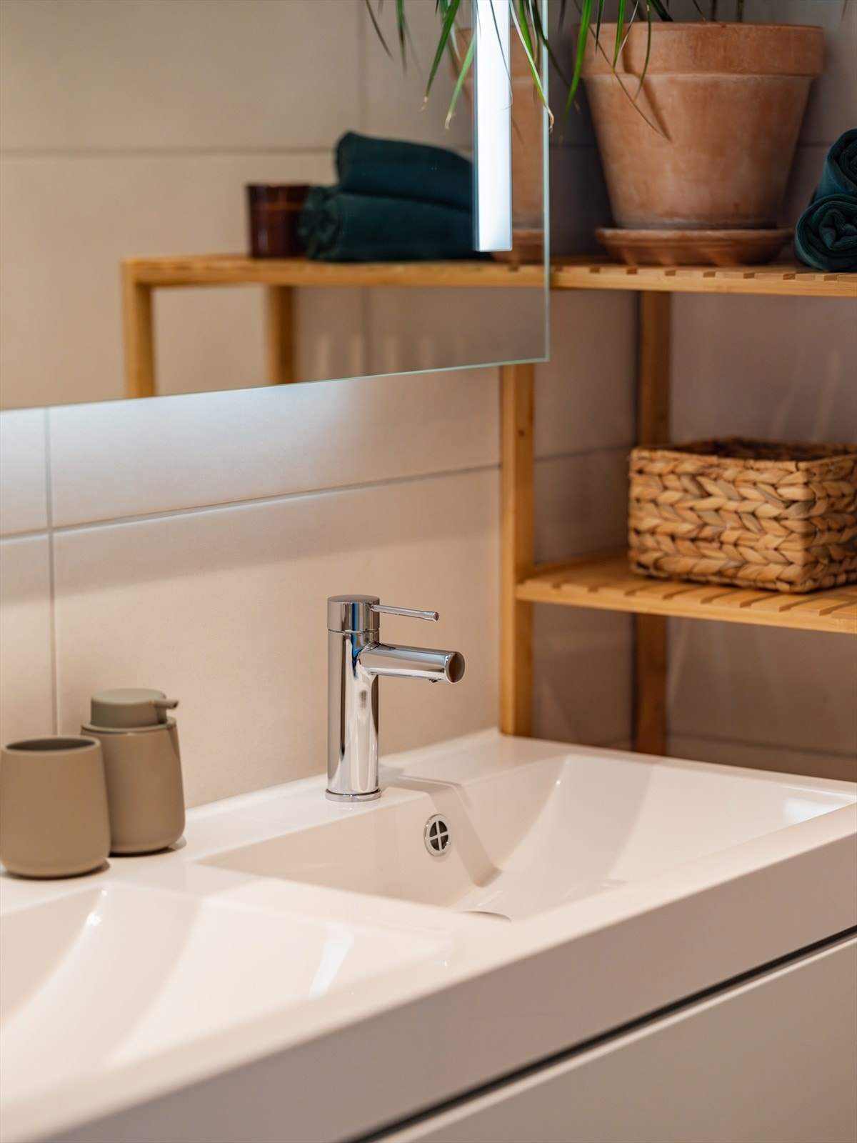 Baderomsinnredningen er moderne med servant og speil med integrert belysning. Galleribilde