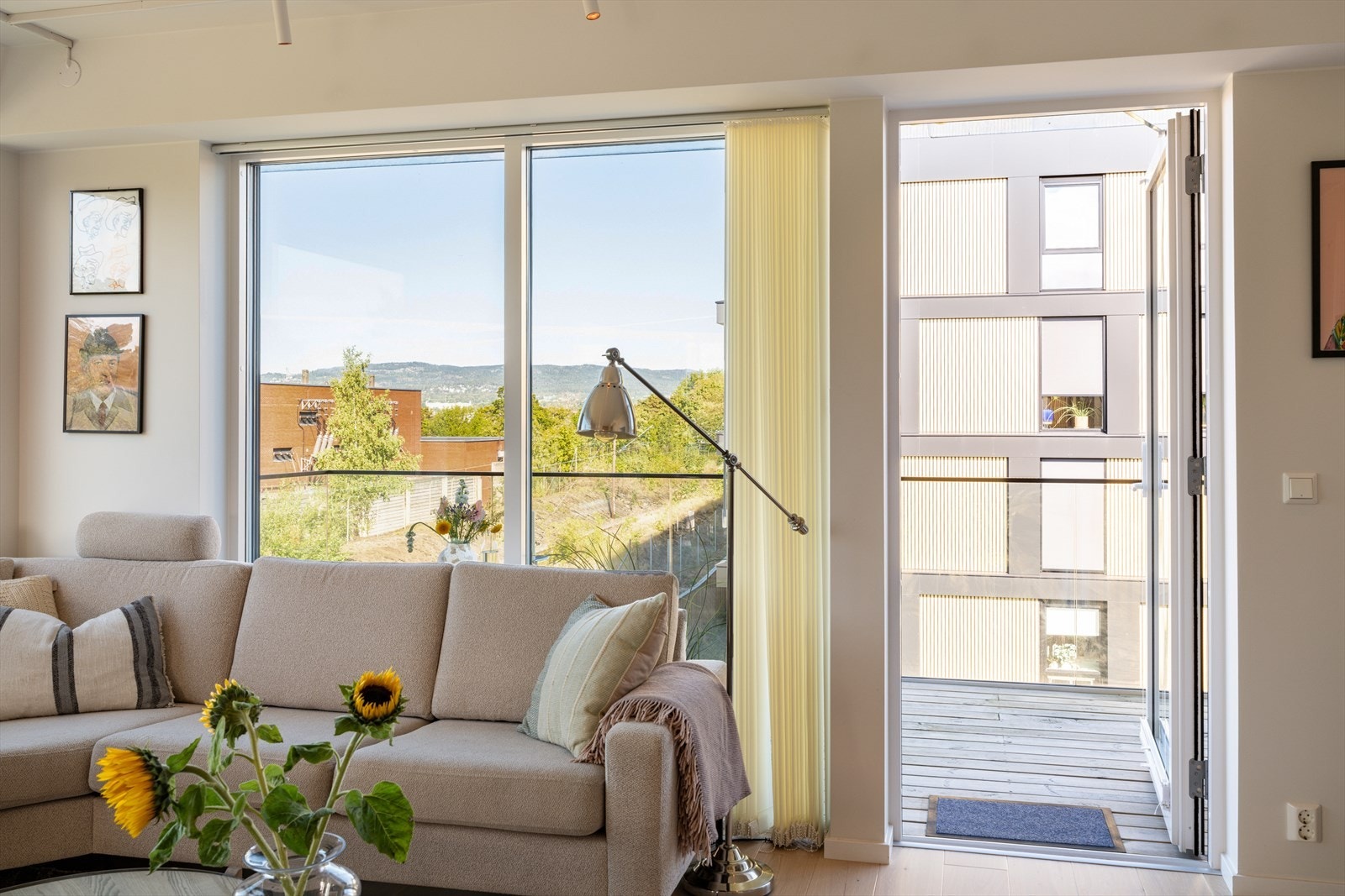 Fra stuen er det direkte utgang til begge balkongene. Galleribilde