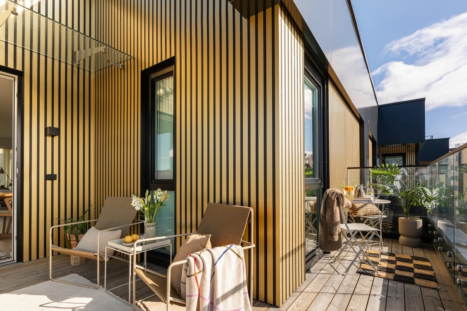 Balkongen har en lun og skjermet krok. Galleribilde