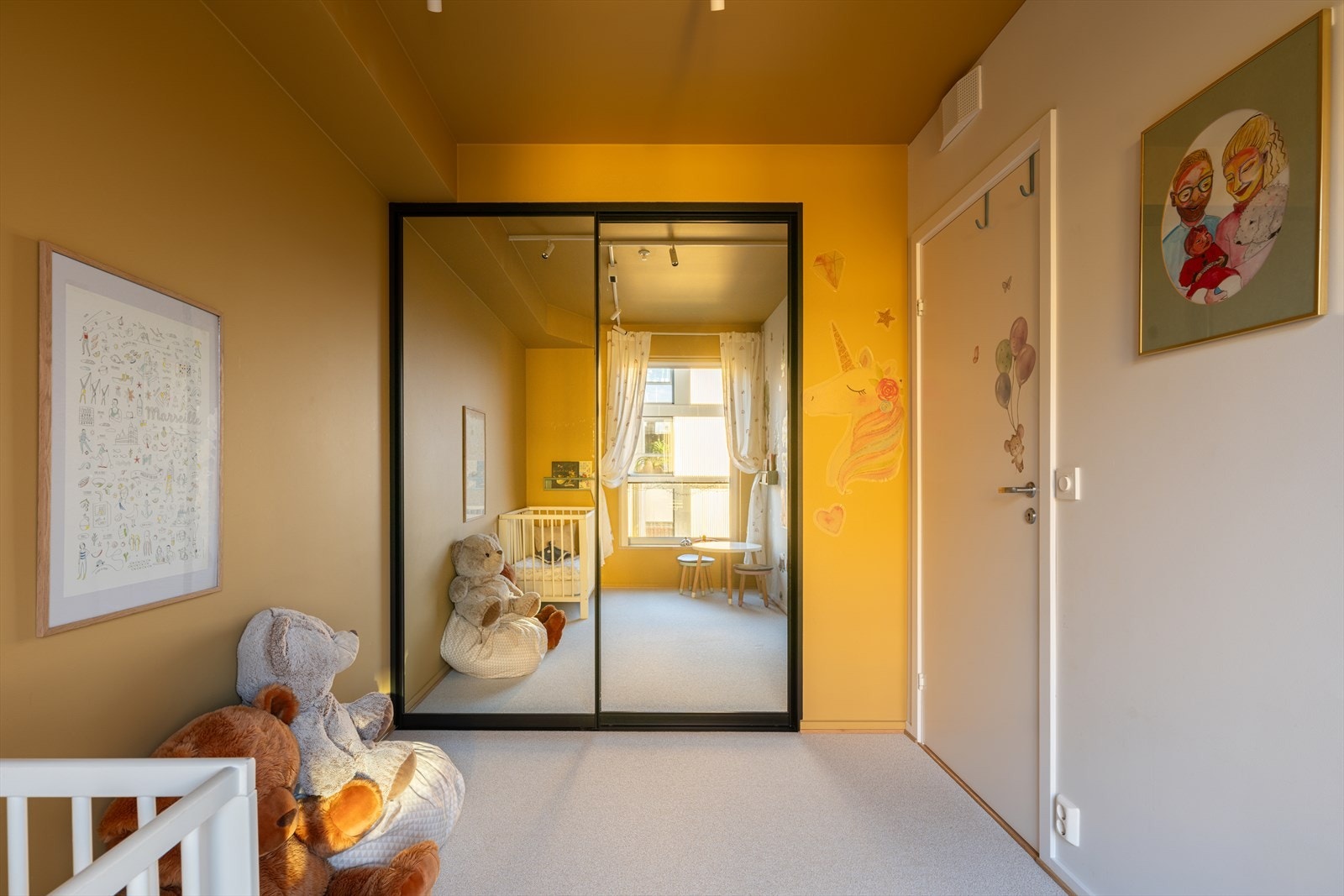 En plassbygd garderobeløsning med speilfronter gir gode oppbevaringsmuligheter. Galleribilde