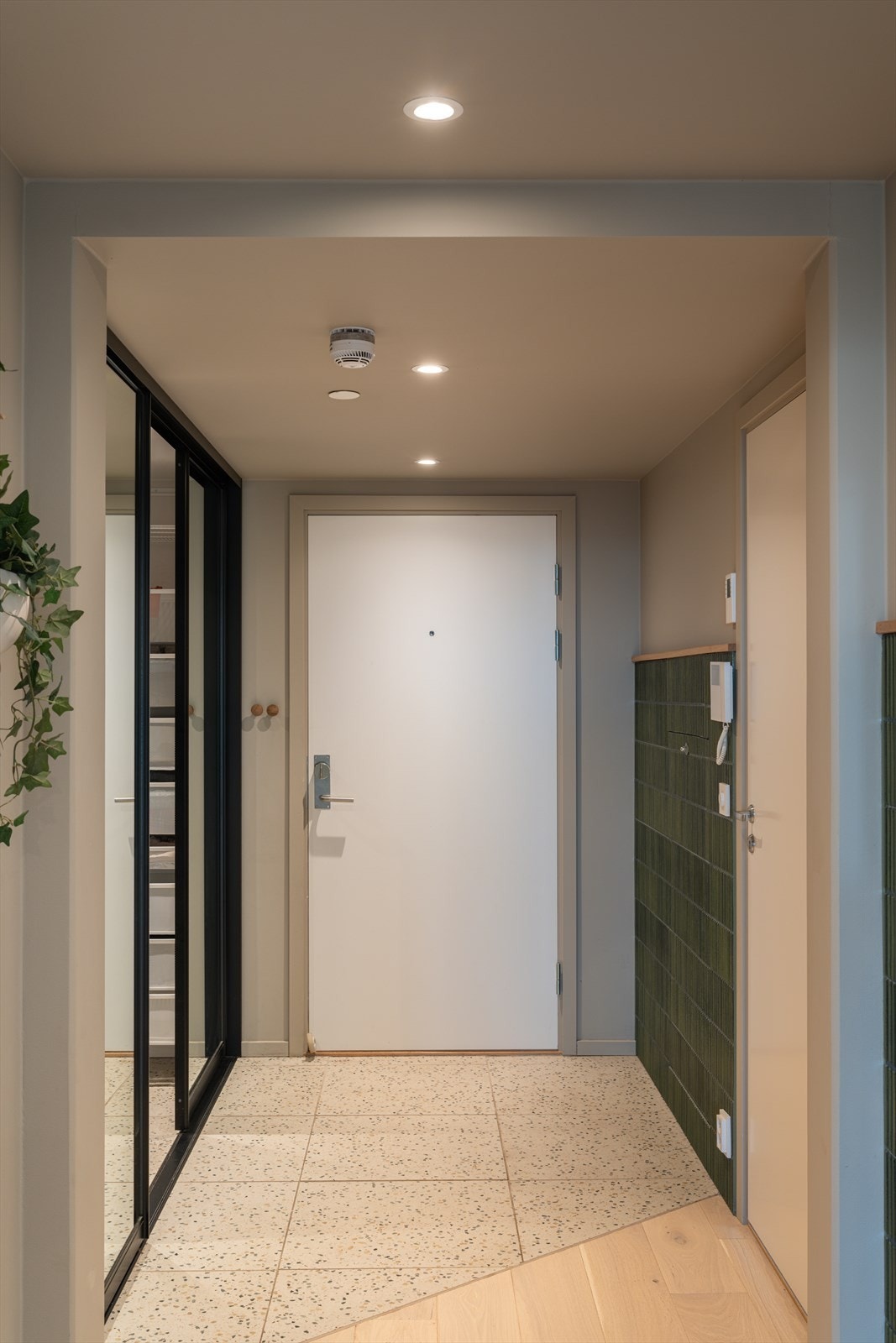 Det er flislagt gulv med behagelig gulvvarme i inngangspartiet. Galleribilde