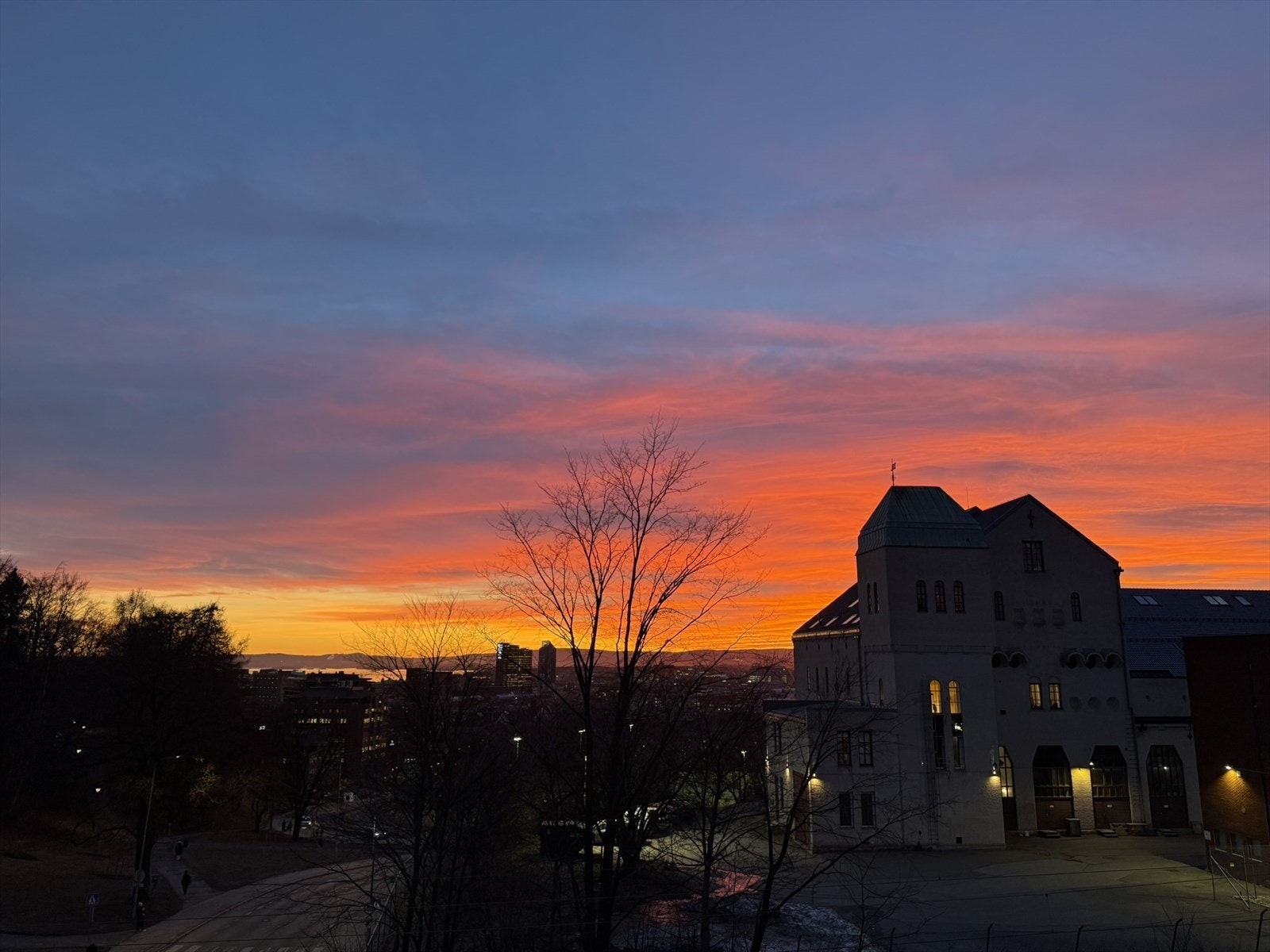 Beliggenheten på høyden gir gode lys- og utsiktsforhold. Galleribilde