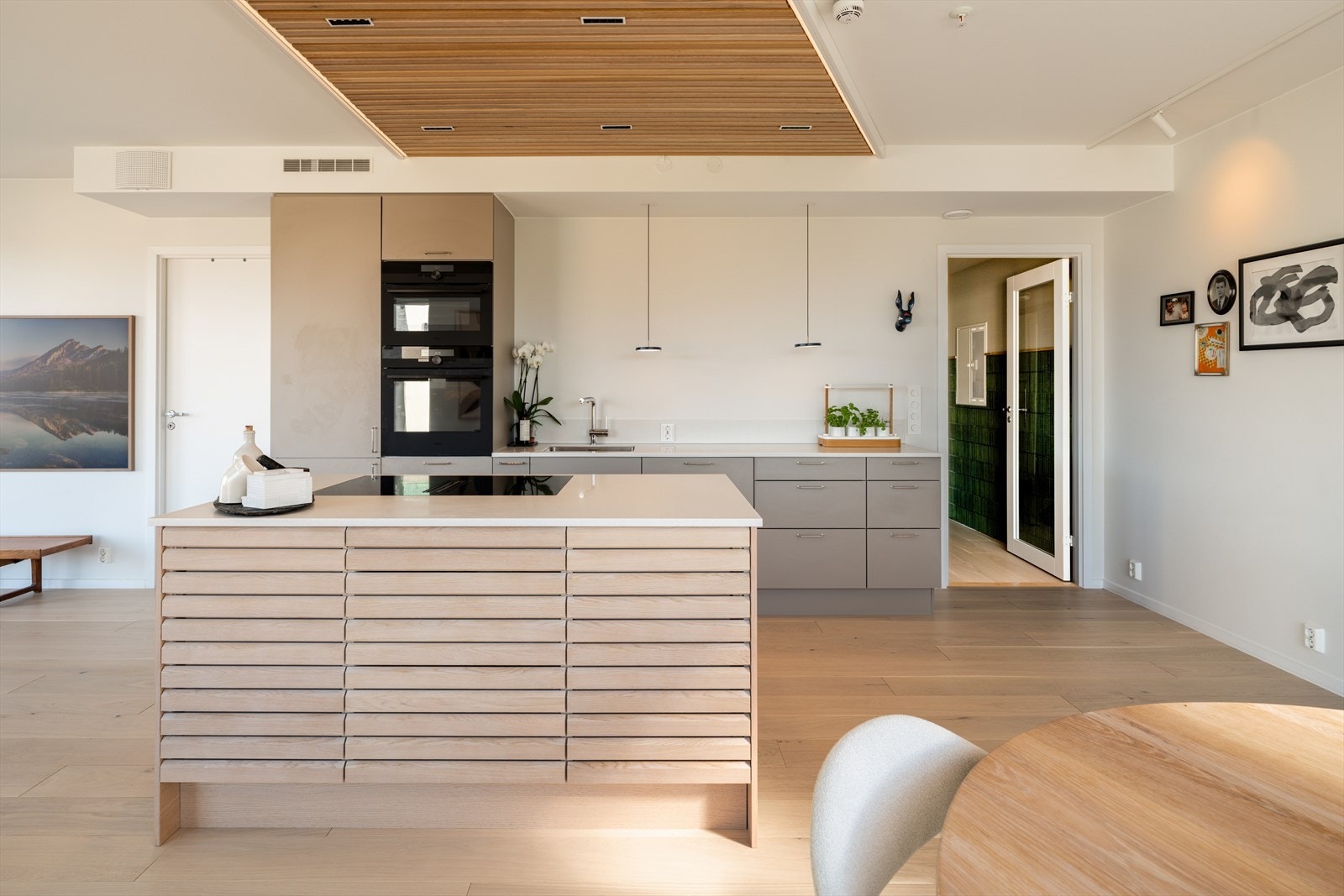 Kjøkkenet har en moderne og svært lekker innredning med rikelig skap- og benkeplass. Galleribilde