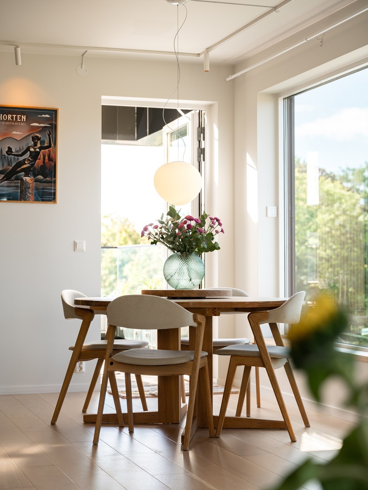 Spiseplassen er naturlig plassert egen sone ved kjøkkenet og stuen. Galleribilde