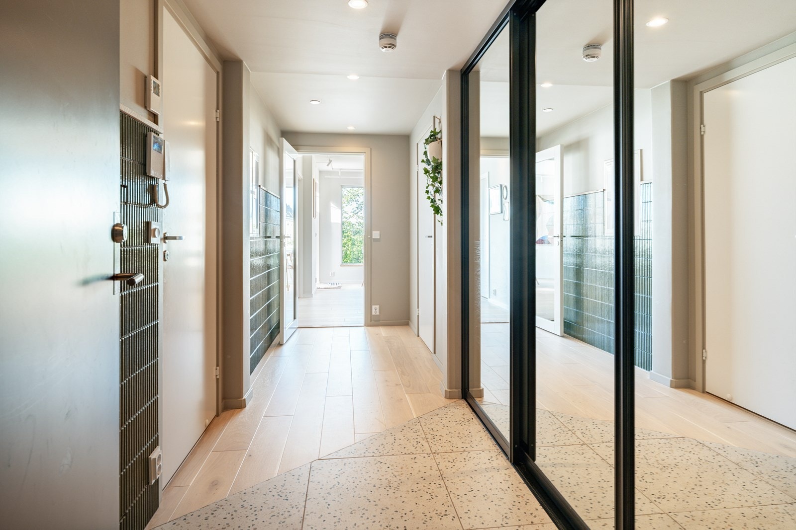 Velkommen inn i en innbydende entré med praktiske garderobeløsninger. Galleribilde