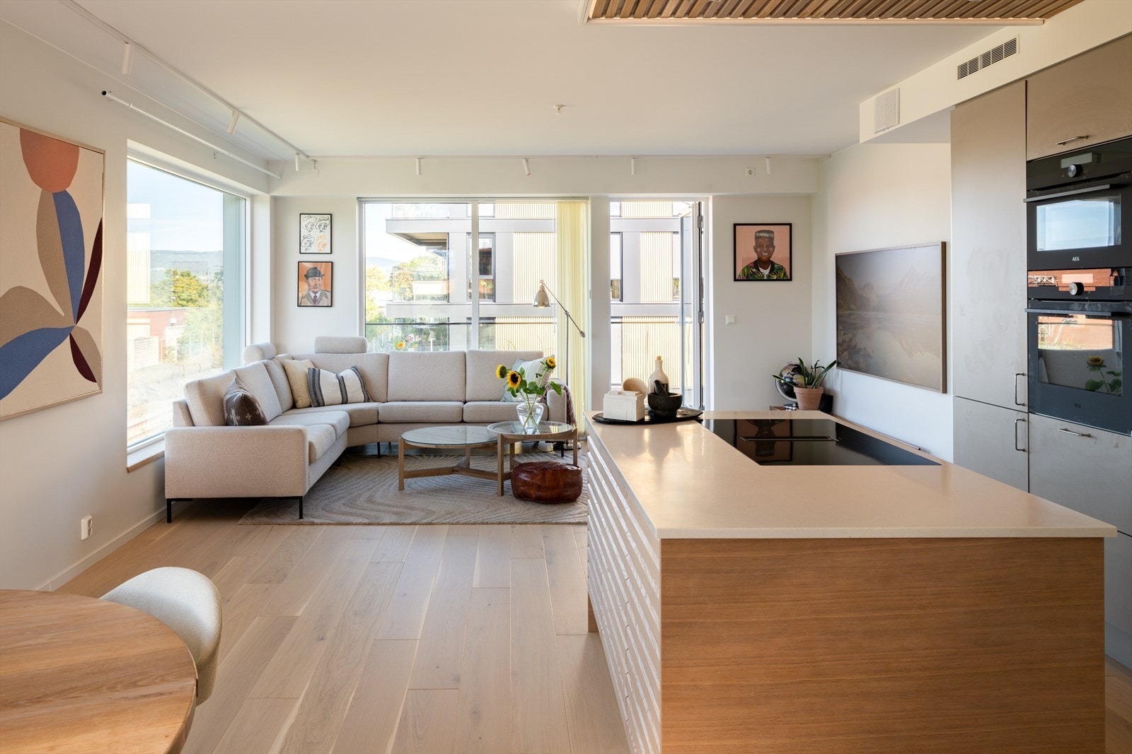 Stuen er lys og luftig, med store vindusflater som slipper inn rikelig med dagslys. Galleribilde