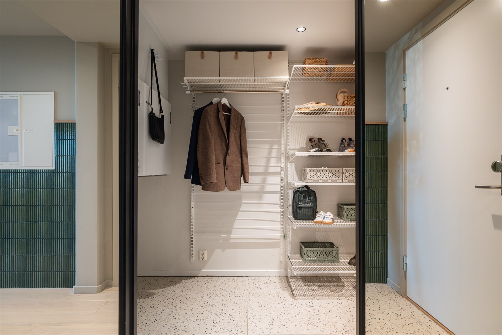 Garderoben har god plass til både sko og yttertøy. Galleribilde