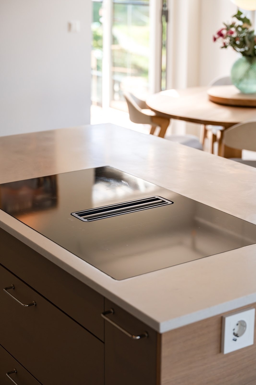 Den brede induksjonstoppen har integrert ventilator for et stilrent uttrykk. Galleribilde