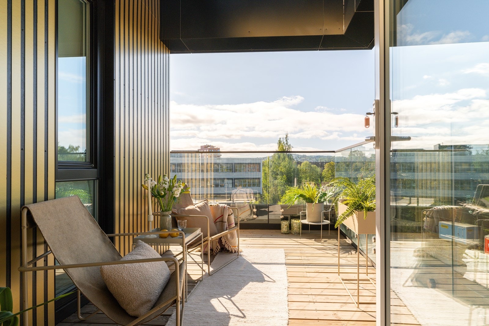 Den sør- og vestvendte hjørnebalkongen har gode solforhold gjennom store deler av dagen Galleribilde