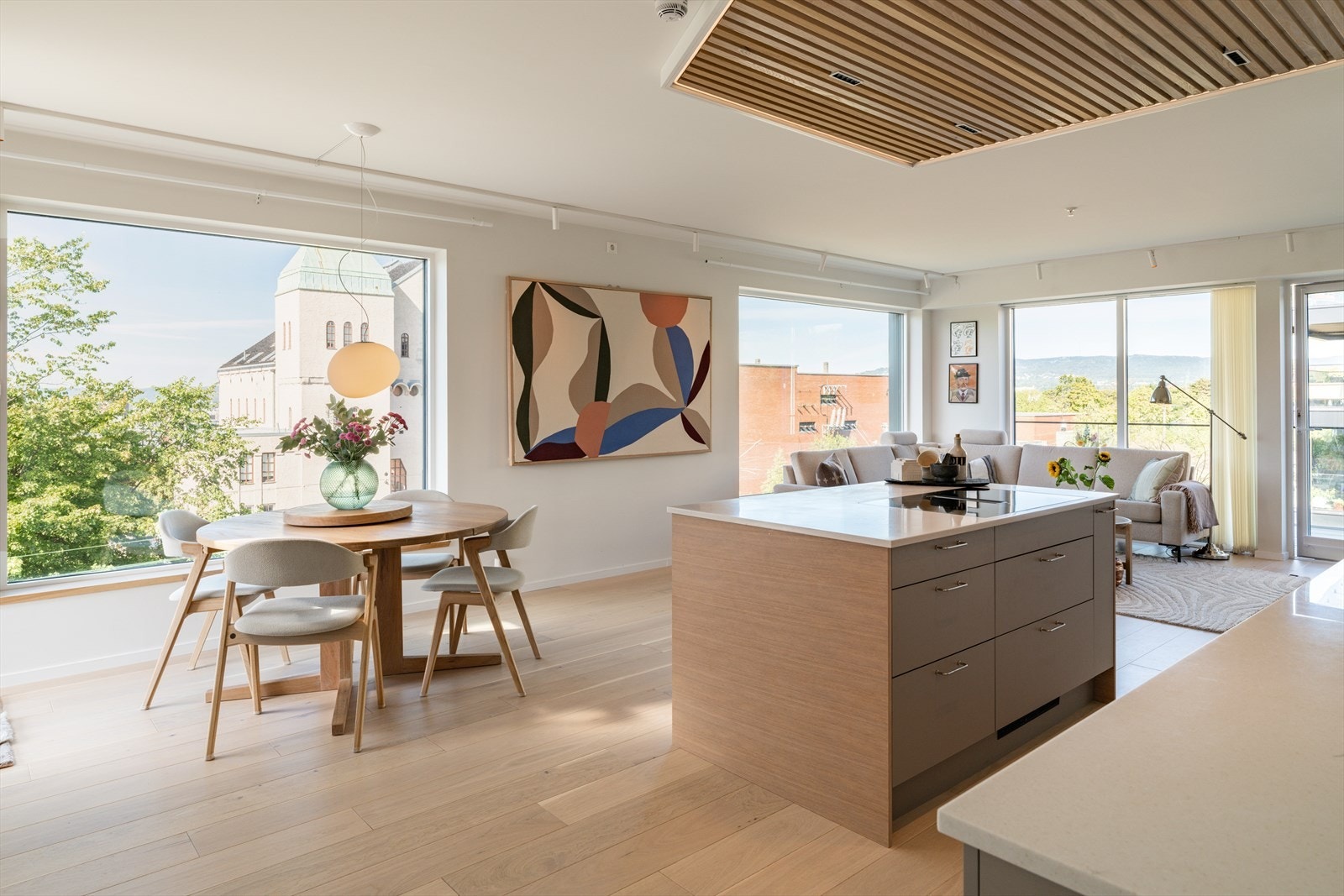 Leilighetens sosiale sone består av en åpen stue- og kjøkkenløsning med store vindusflater som gir rikelig med naturlig lys. Galleribilde