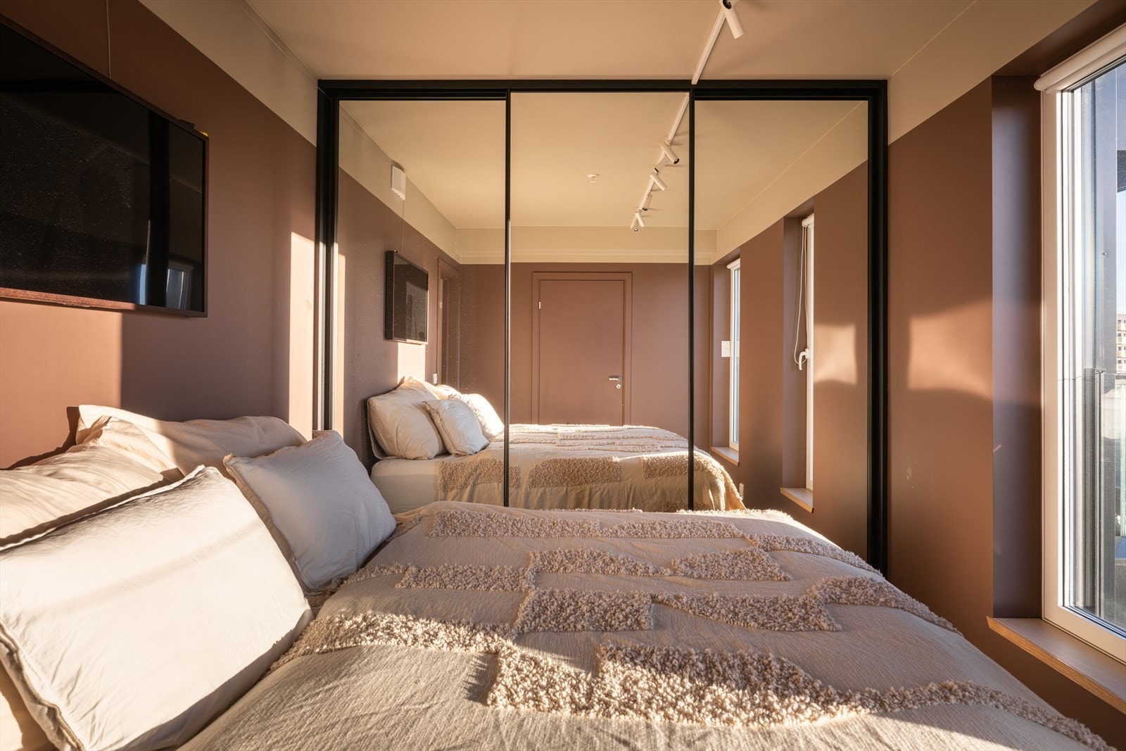 Garderoben med speilfronter bidrar til en god romfølelse. Galleribilde