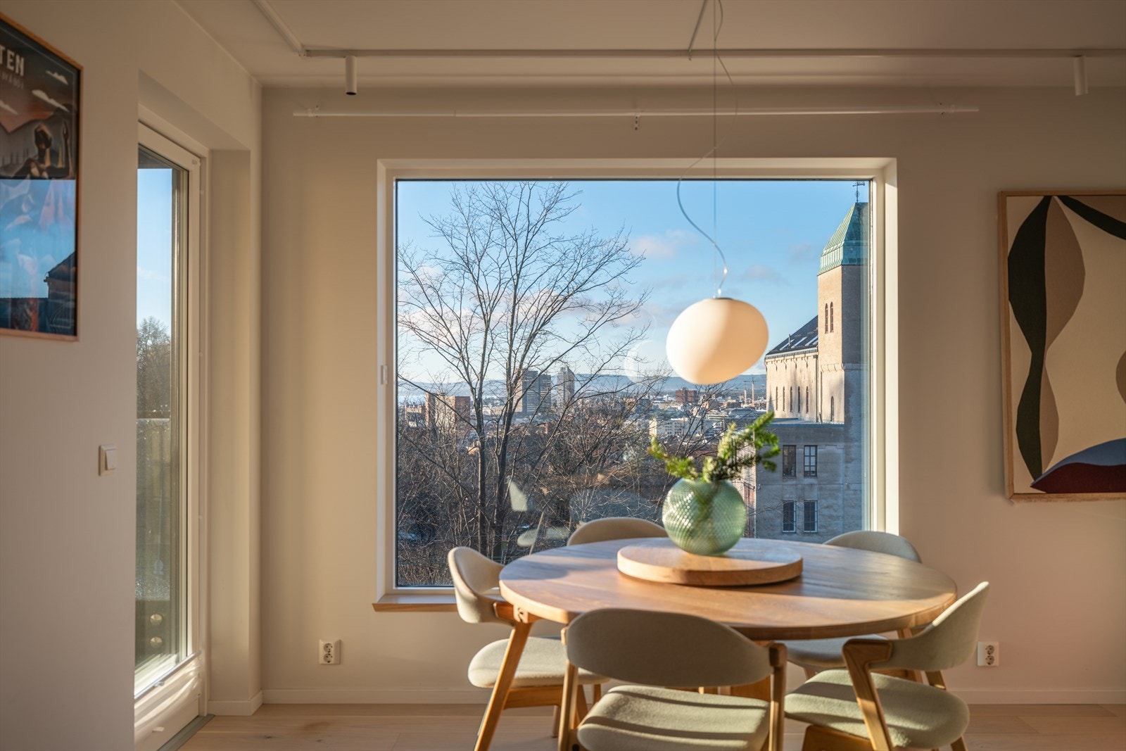 Vinduet ved spiseplassen rammer inn utsikten mot nærområdet. Galleribilde