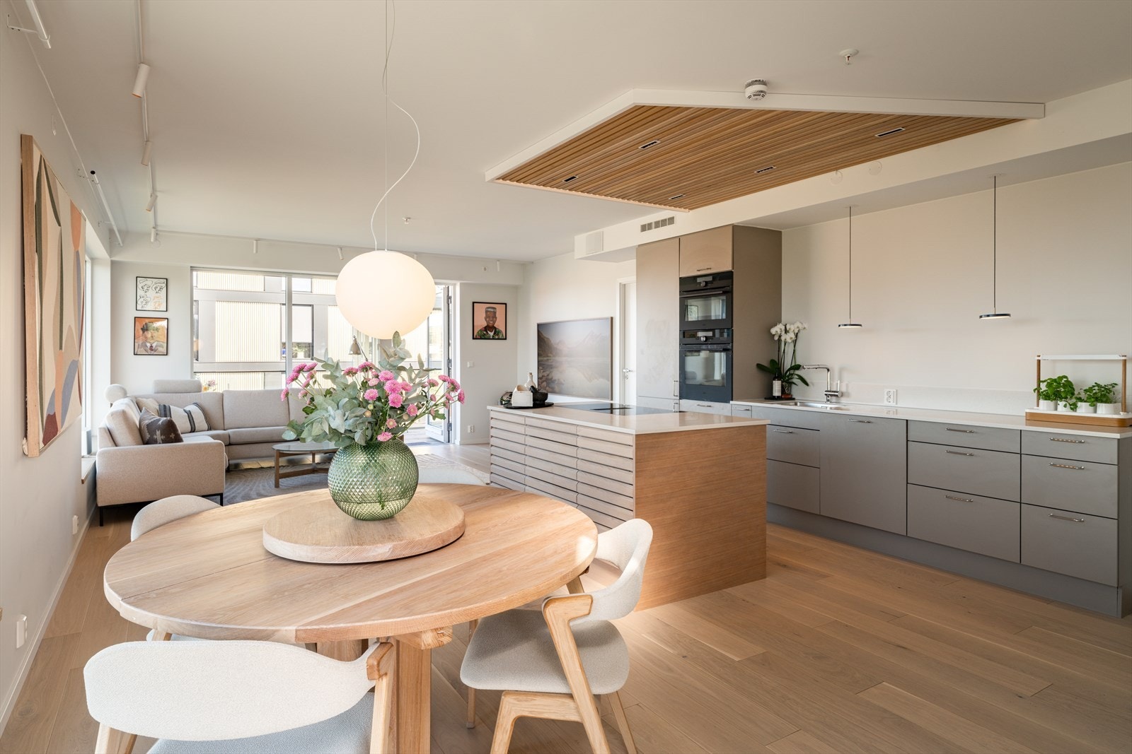 Den åpne løsningen mellom stue og kjøkken skaper en sosial og romslig atmosfære. Galleribilde