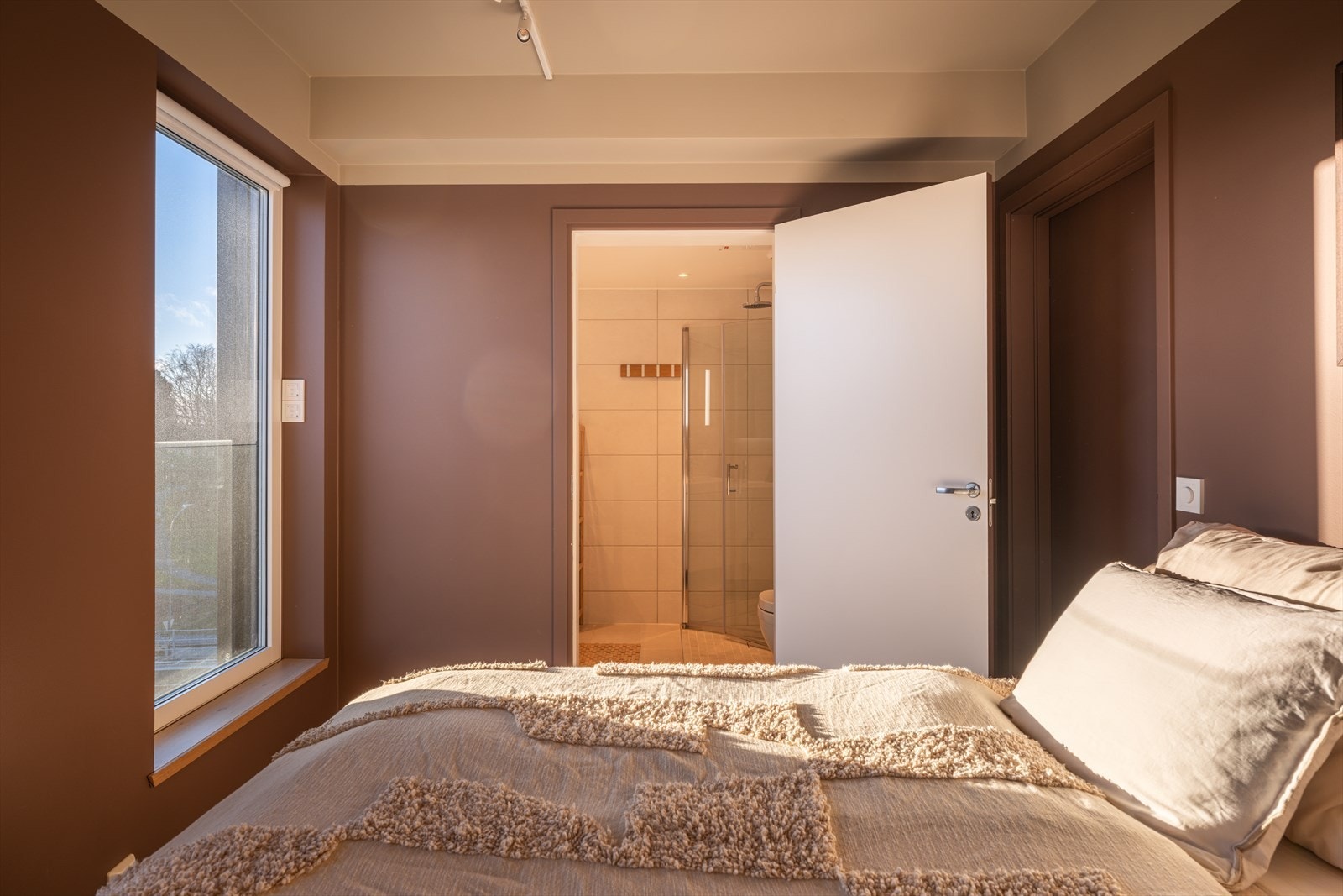 Fra hovedsoverommet er det direkte adkomst til et av leilighetens to bad. Galleribilde