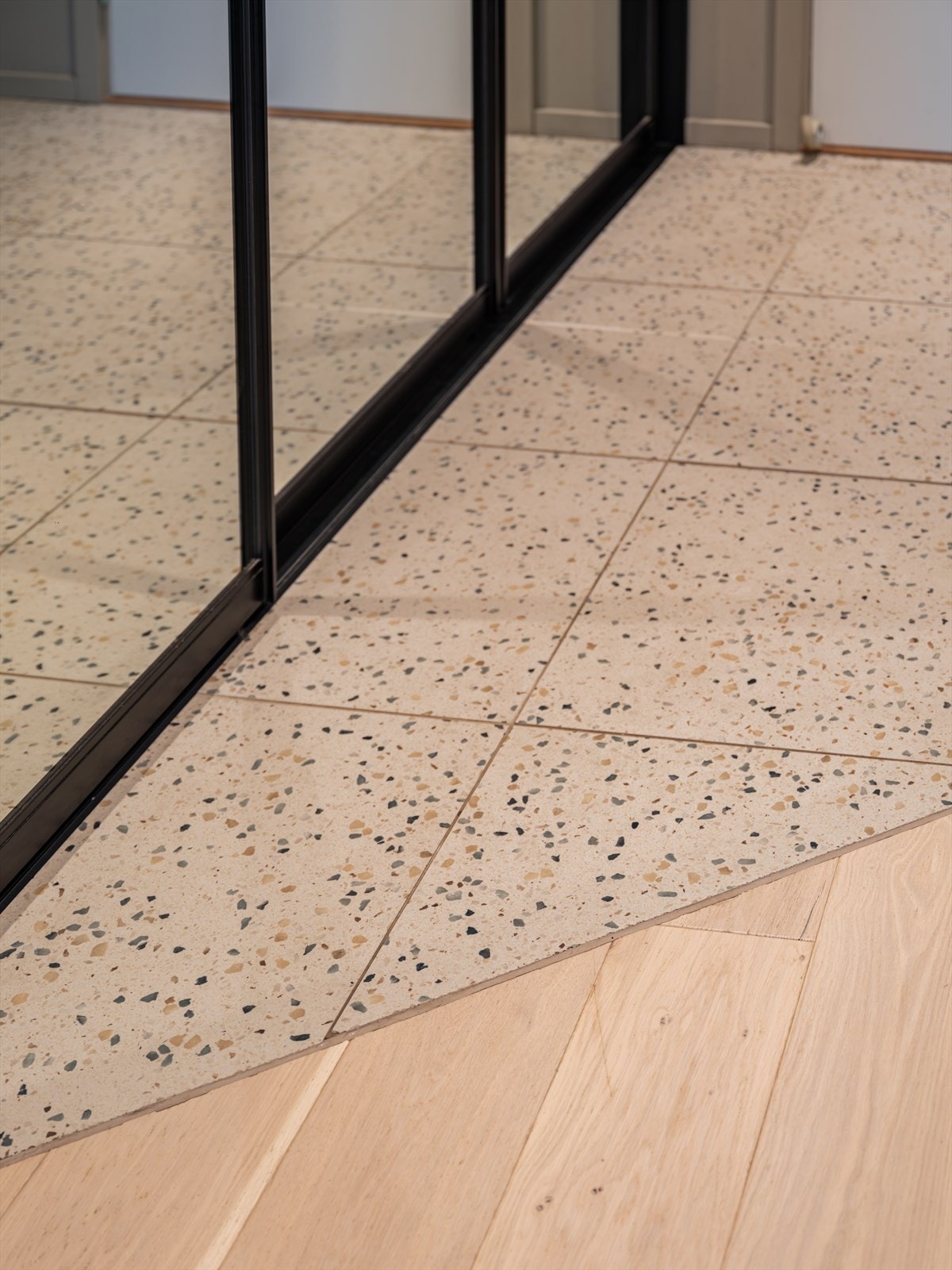 Terrazzoflisene i gangen gir et solid og stilrent førsteinntrykk. Galleribilde