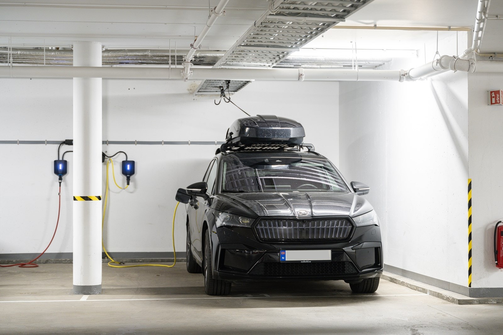 Stor garasjeplass med elbillader medfølger. Markedsverdi ligger på 800.000,-. Galleribilde