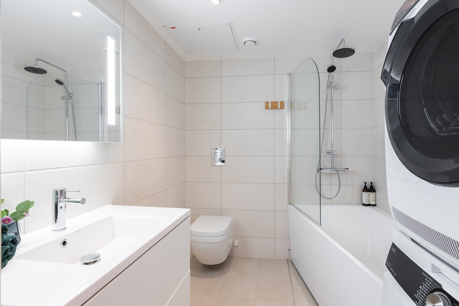 Hovedbadet er romslig og utstyrt med badekar. Galleribilde