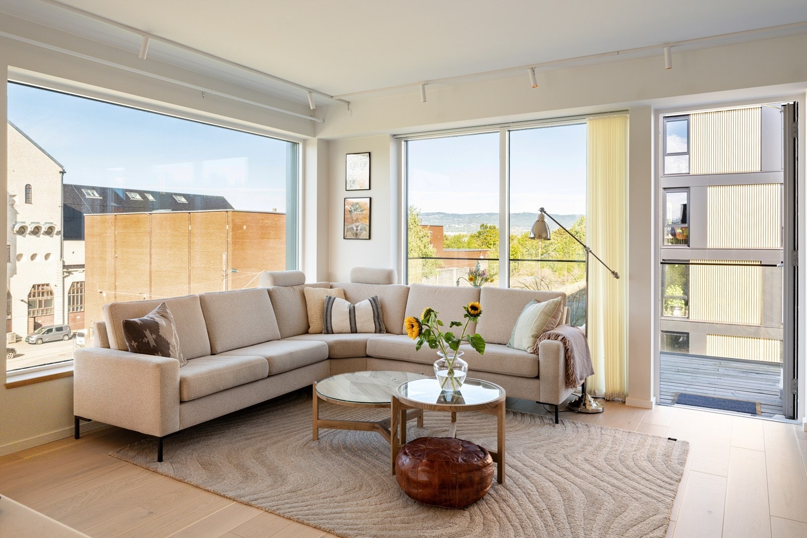 Hjørnebeliggenheten gir lysinnslipp fra flere kanter gjennom dagen. Galleribilde