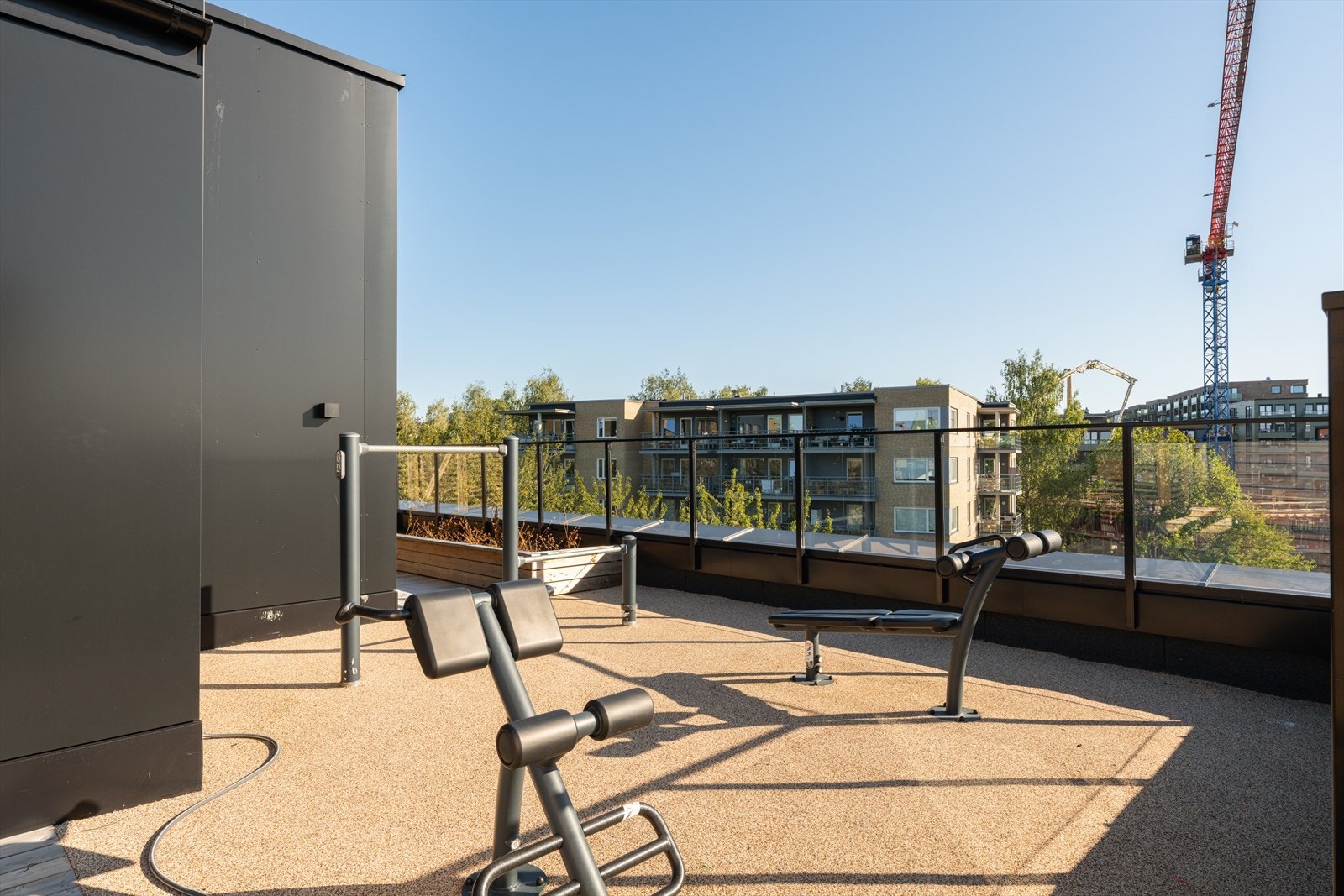 På takterrassen er det også tilrettelagt for trening med et eget utegym. Galleribilde