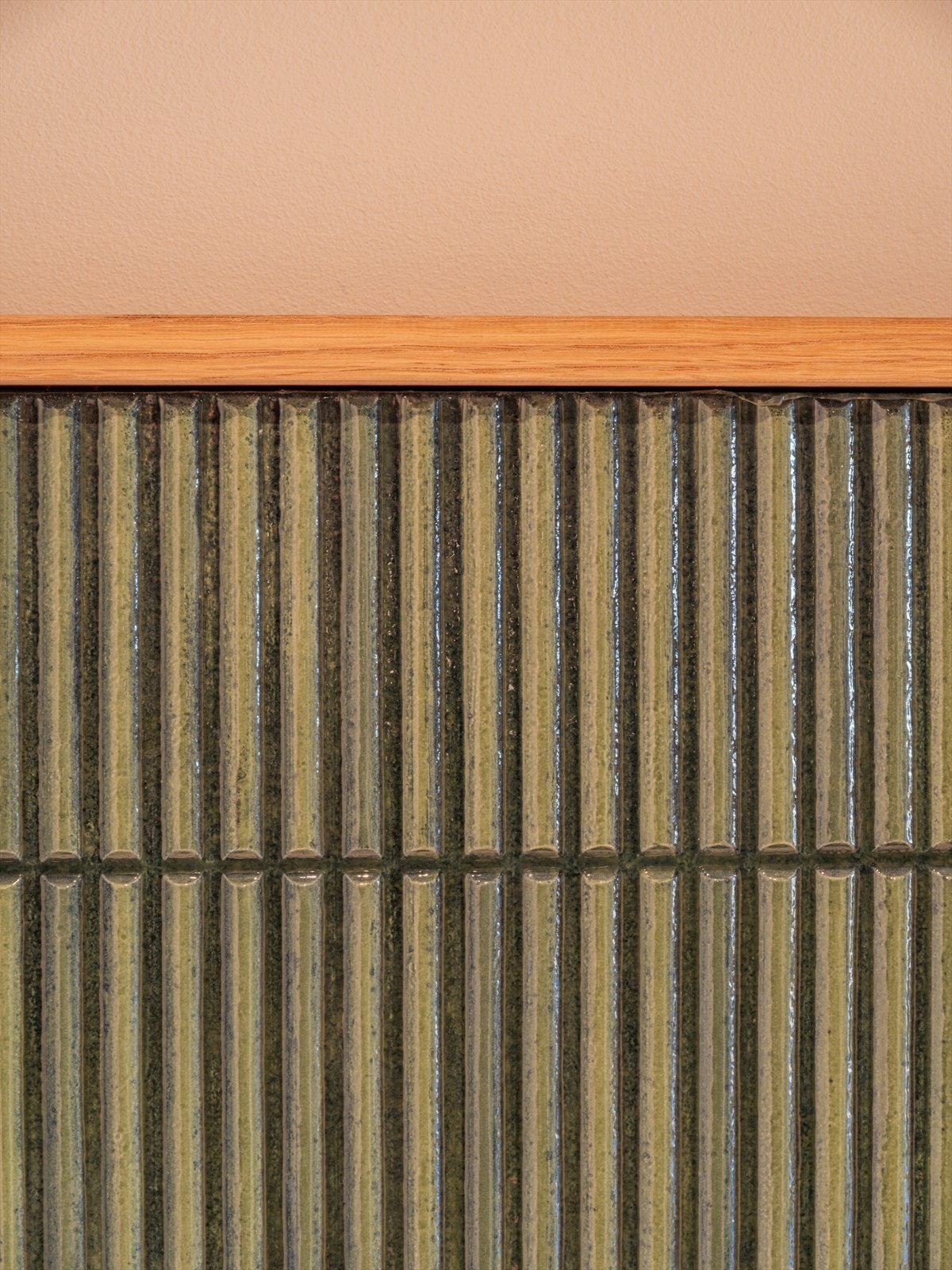 Detaljer som de grønne, glaserte flisene tilfører boligen karakter. Galleribilde