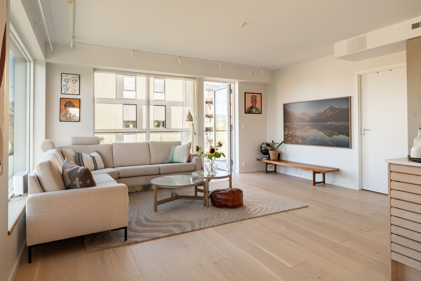 Rommet har god plass til en større sofagruppe og øvrig møblement. Galleribilde