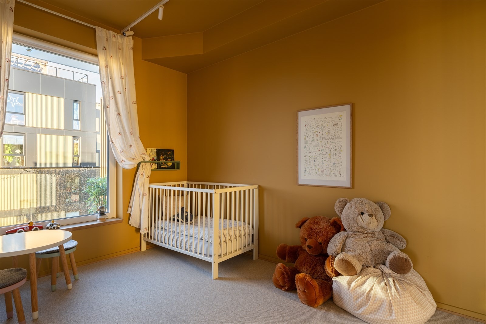 Her er det god plass til både seng og lekeareal. Galleribilde