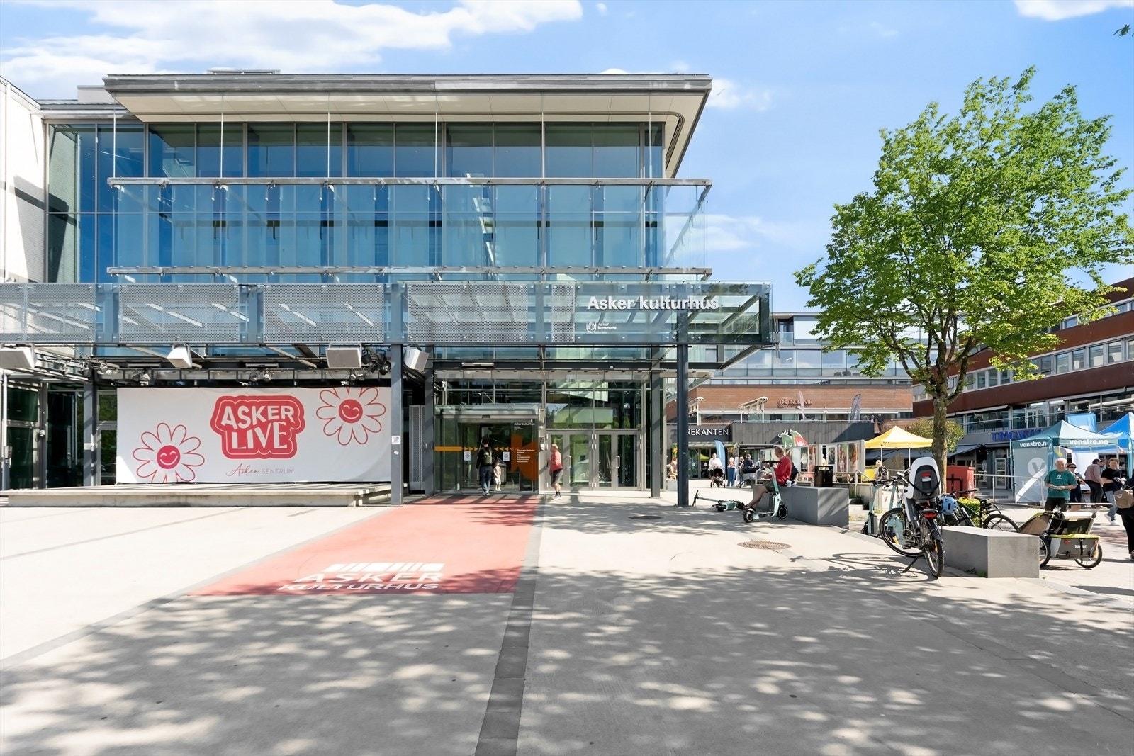 Asker sentrum har et rikt utvalg av servicetilbud og kan by på et moderne og urbant handelssentrum med flott arkitektur, hyggelige gågater og sosiale møteplasser. Galleribilde