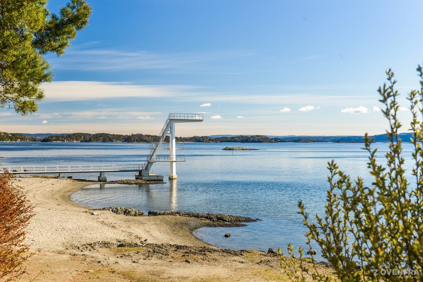 Hvalstrand bad med sandstrand og stupetårn. Galleribilde
